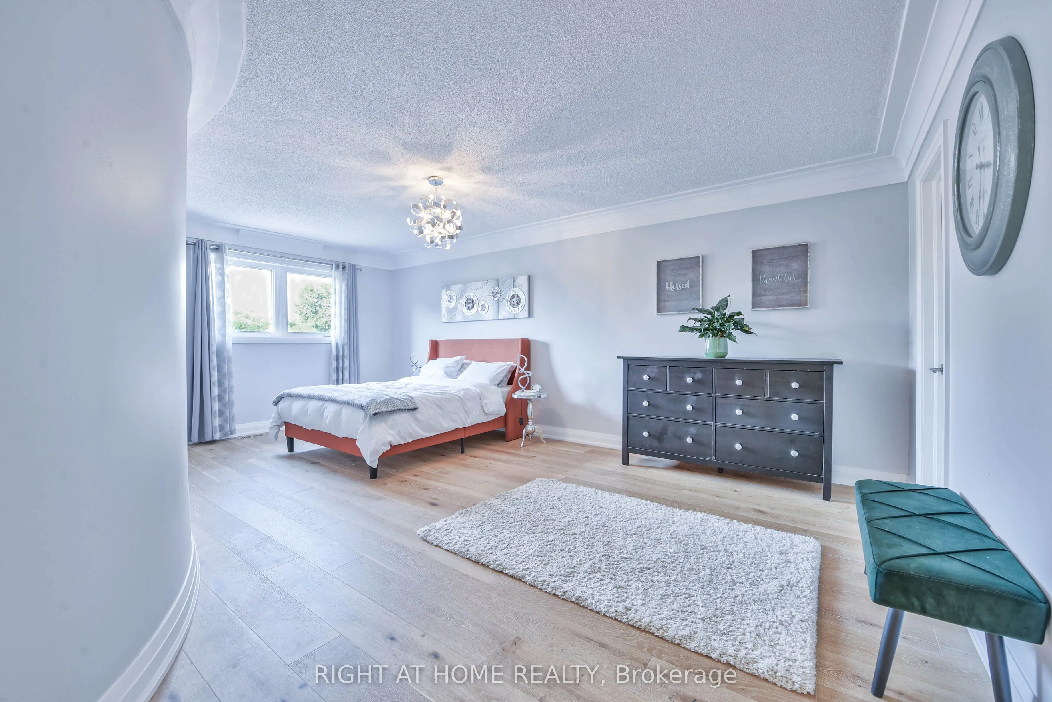 1517 Queensbury Crescent