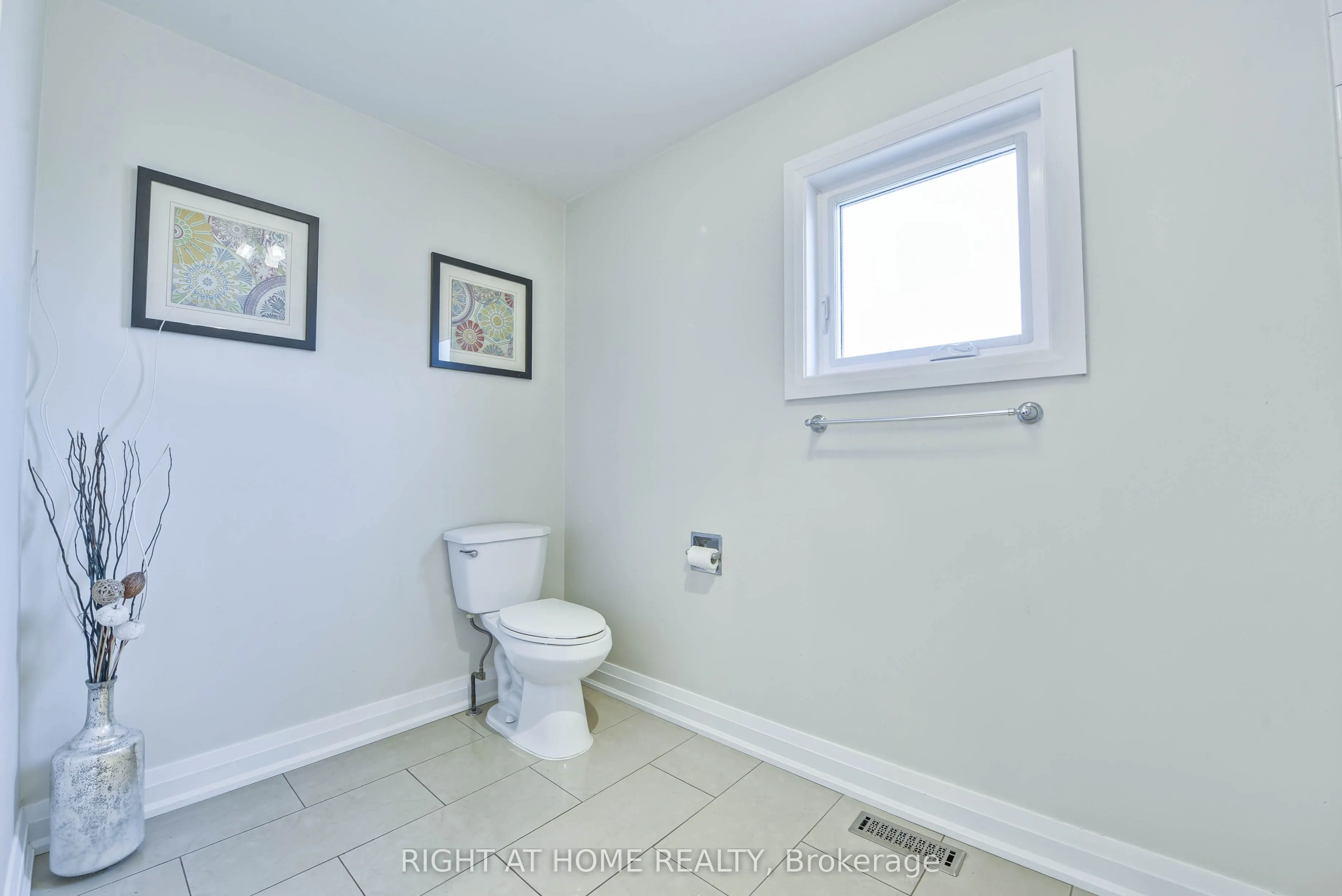 1517 Queensbury Crescent