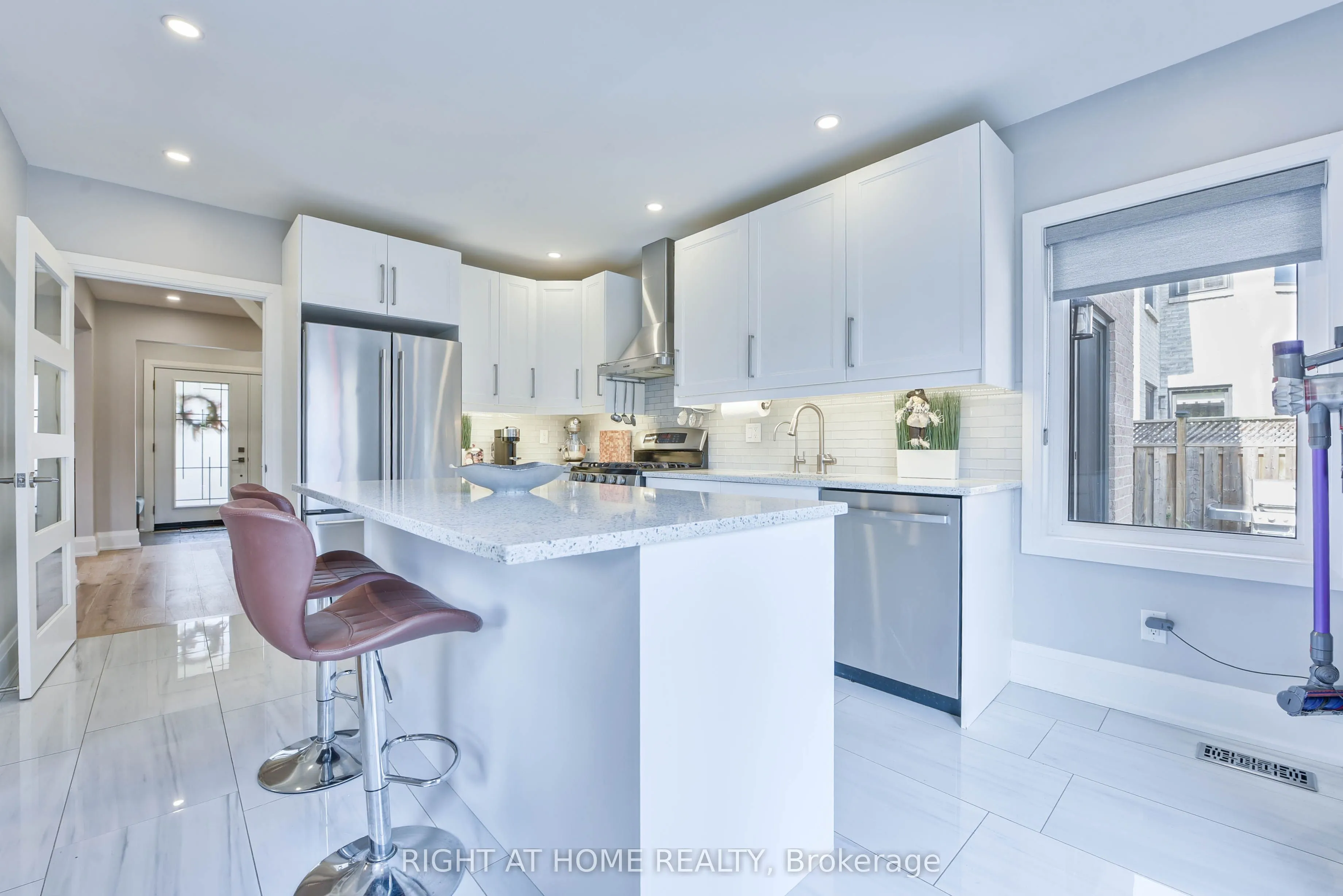 1517 Queensbury Crescent