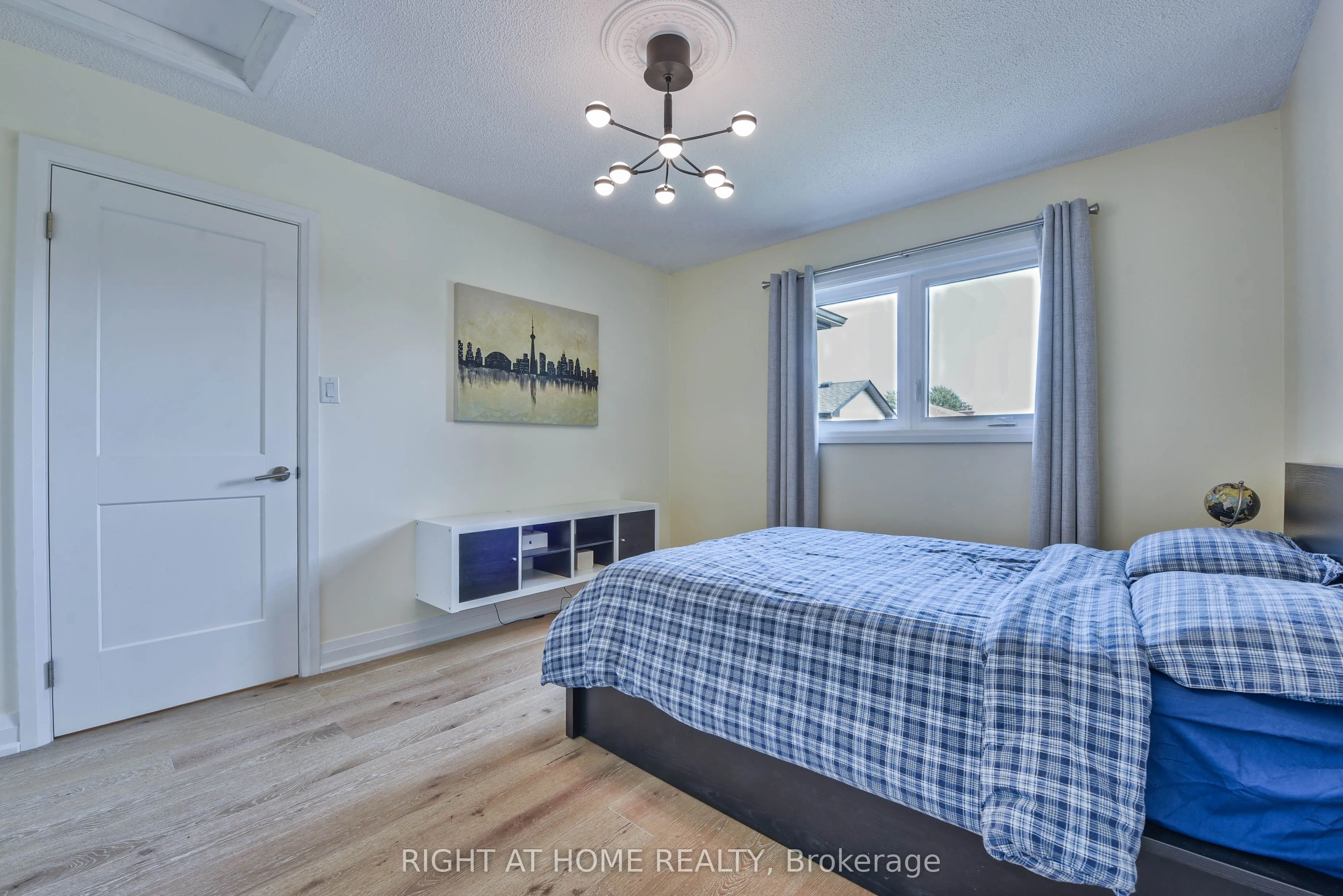 1517 Queensbury Crescent