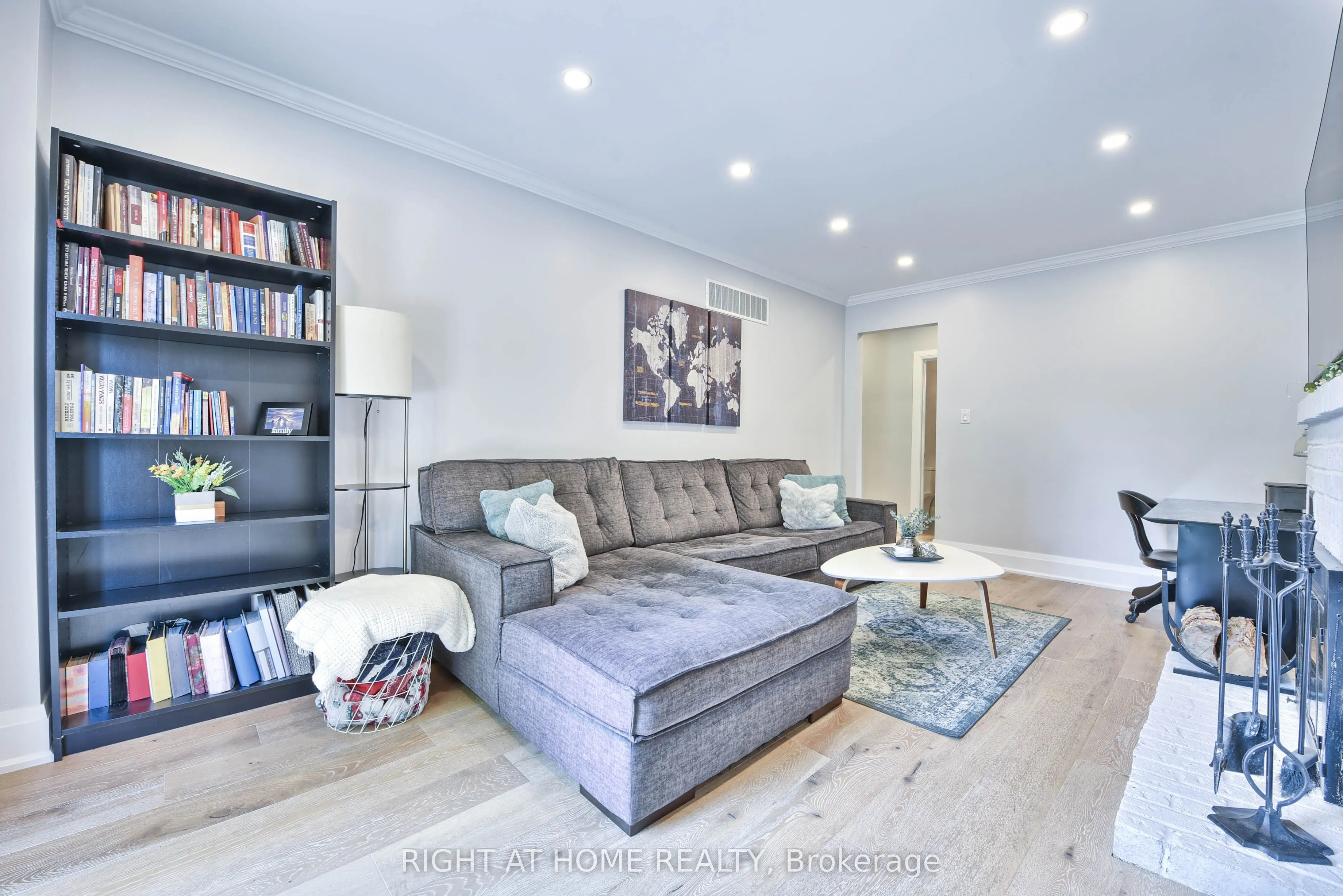 1517 Queensbury Crescent