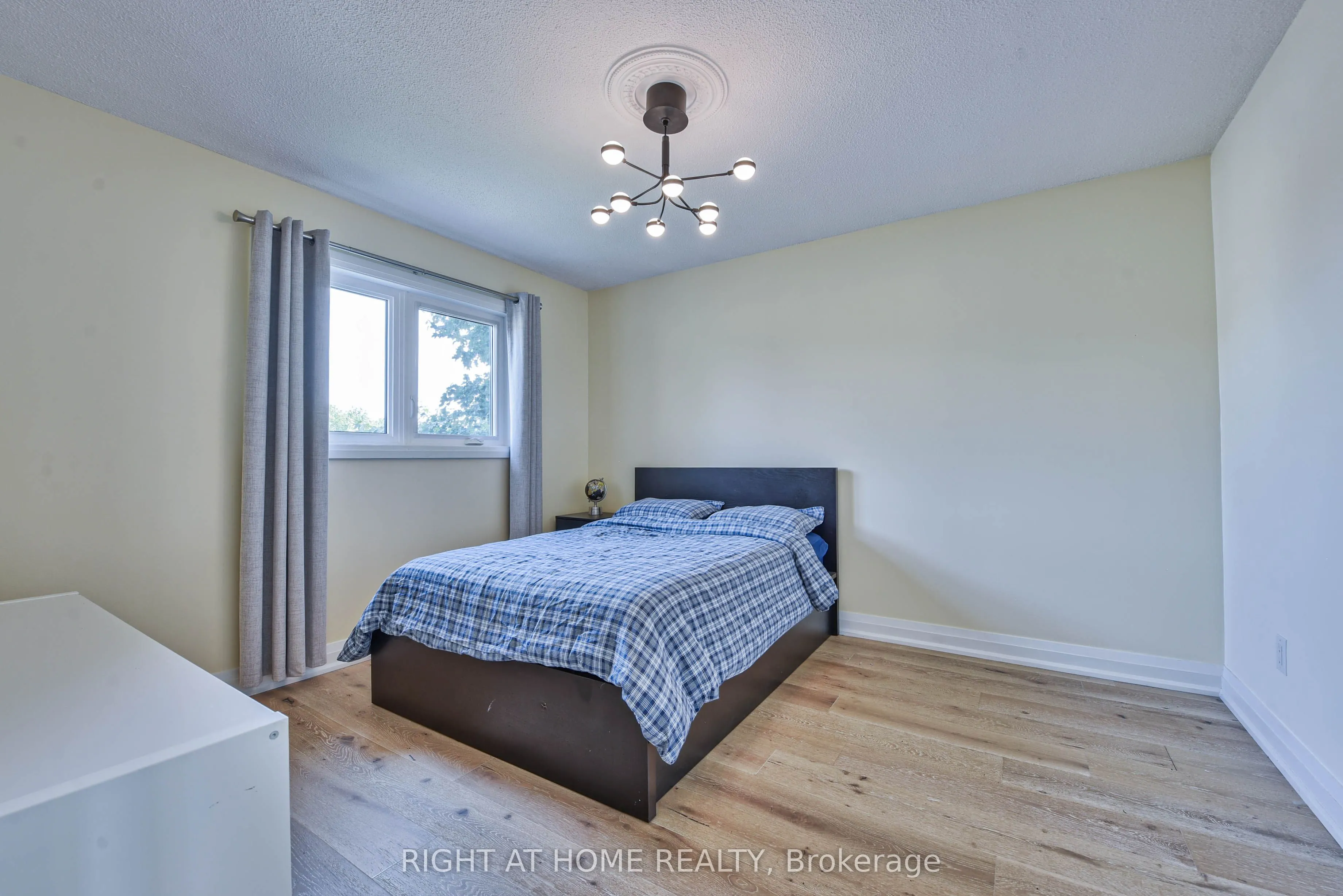 1517 Queensbury Crescent