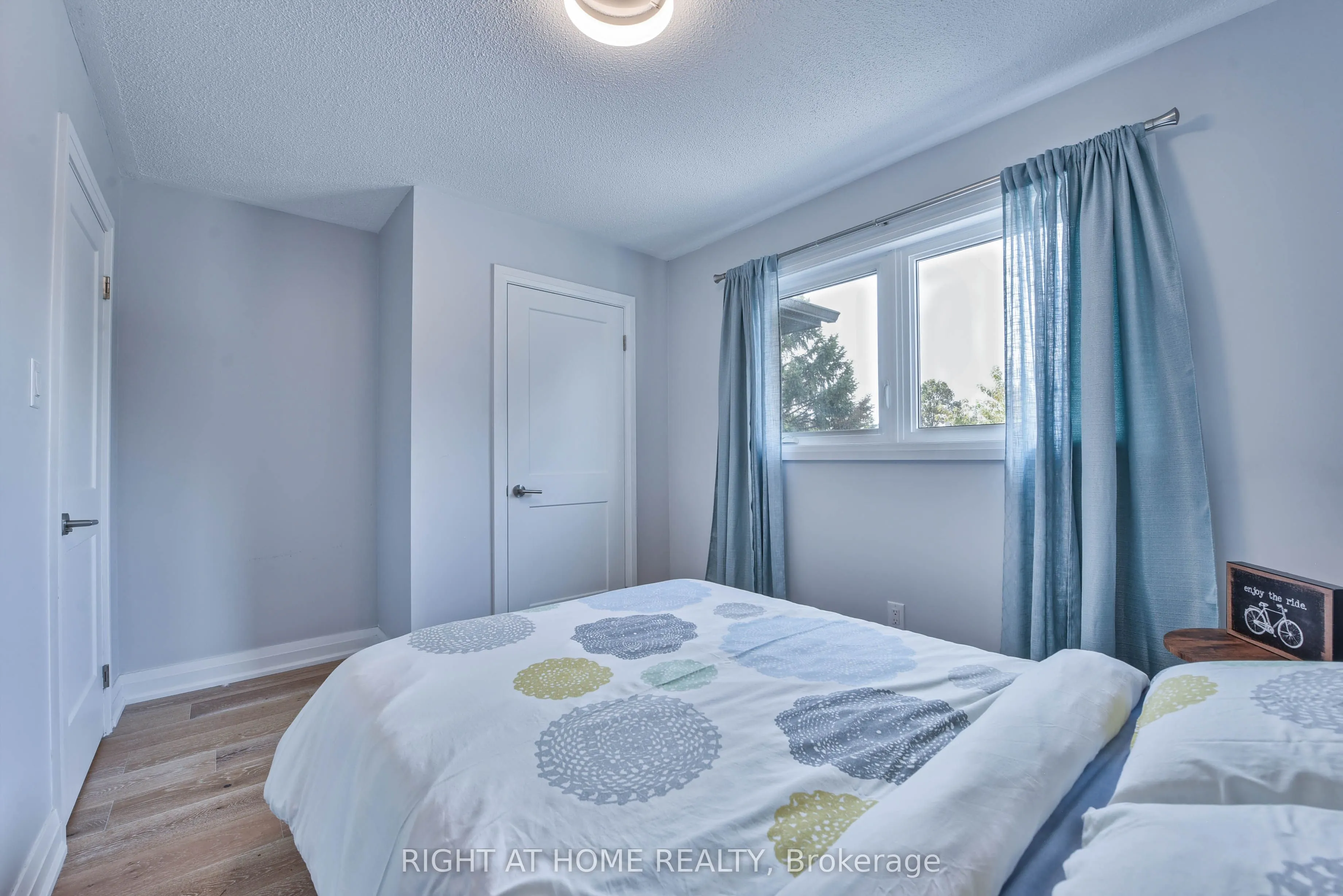 1517 Queensbury Crescent