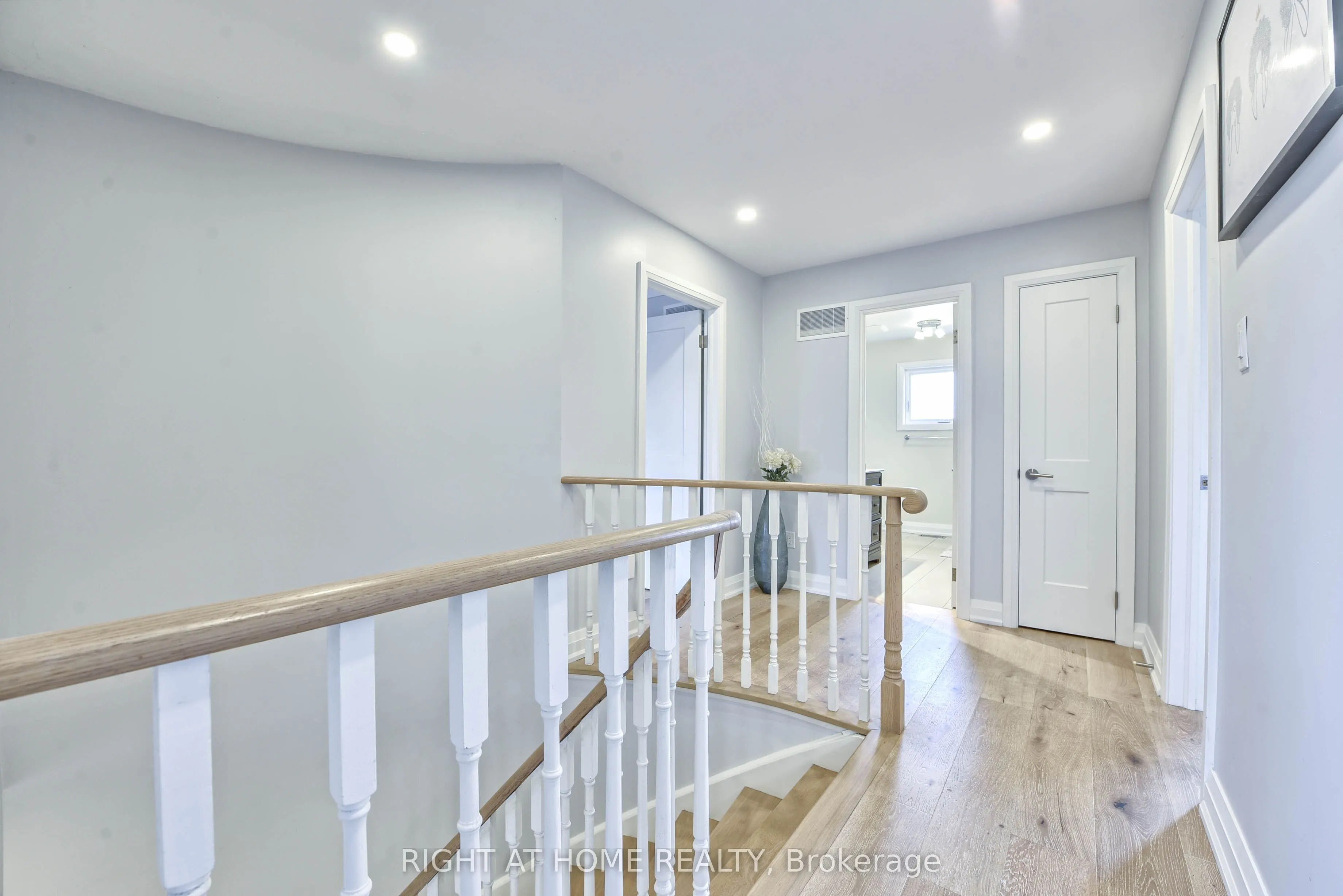 1517 Queensbury Crescent