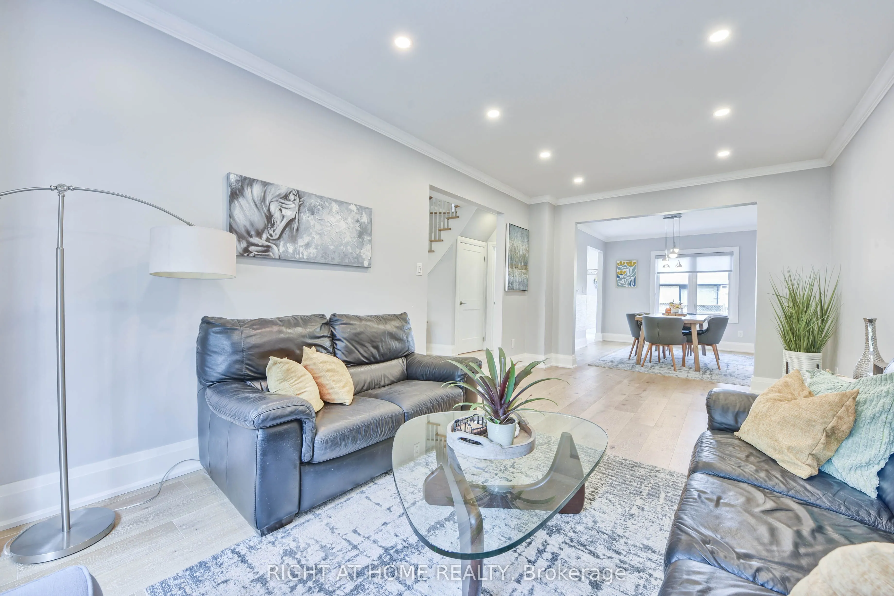 1517 Queensbury Crescent