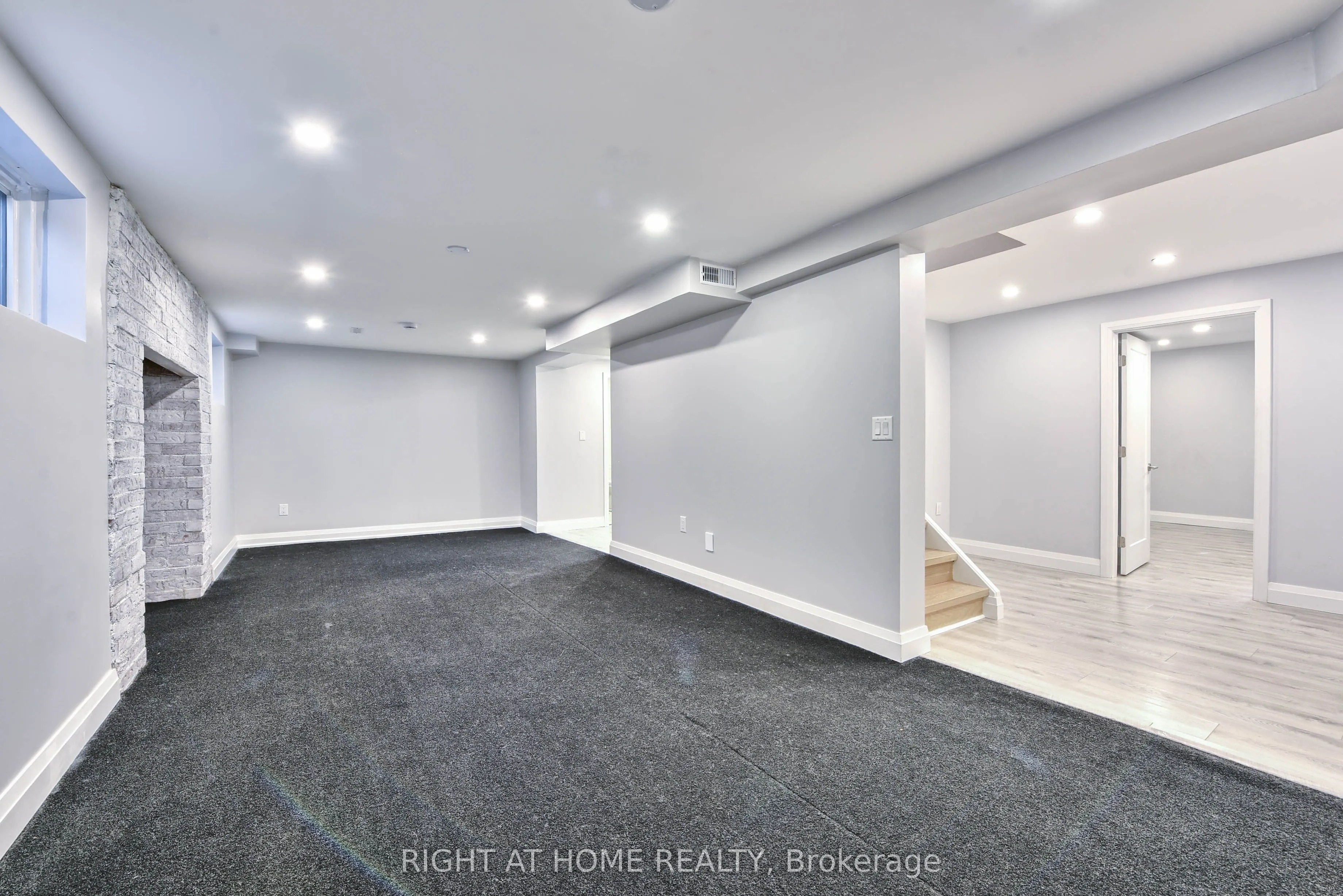 1517 Queensbury Crescent