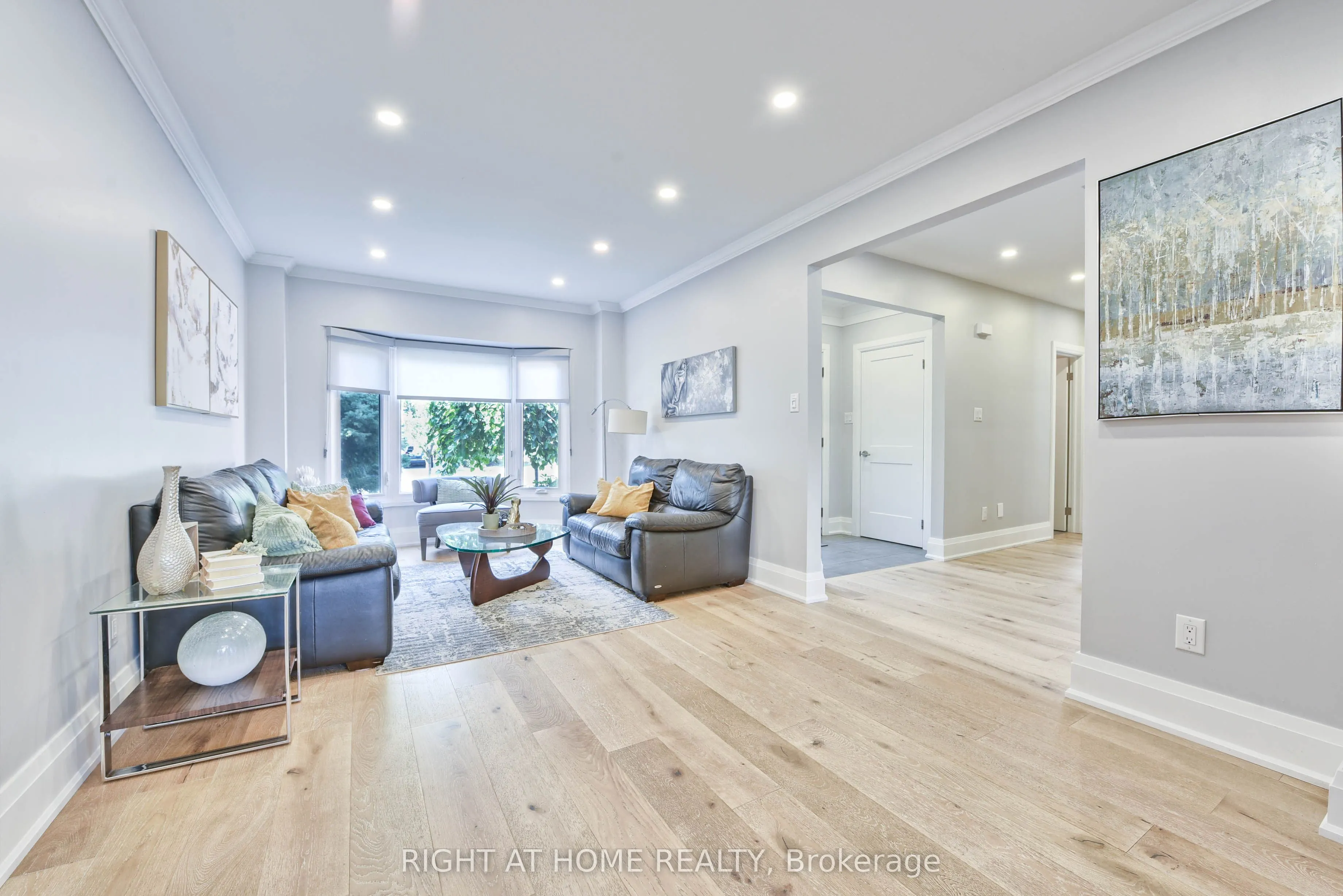 1517 Queensbury Crescent