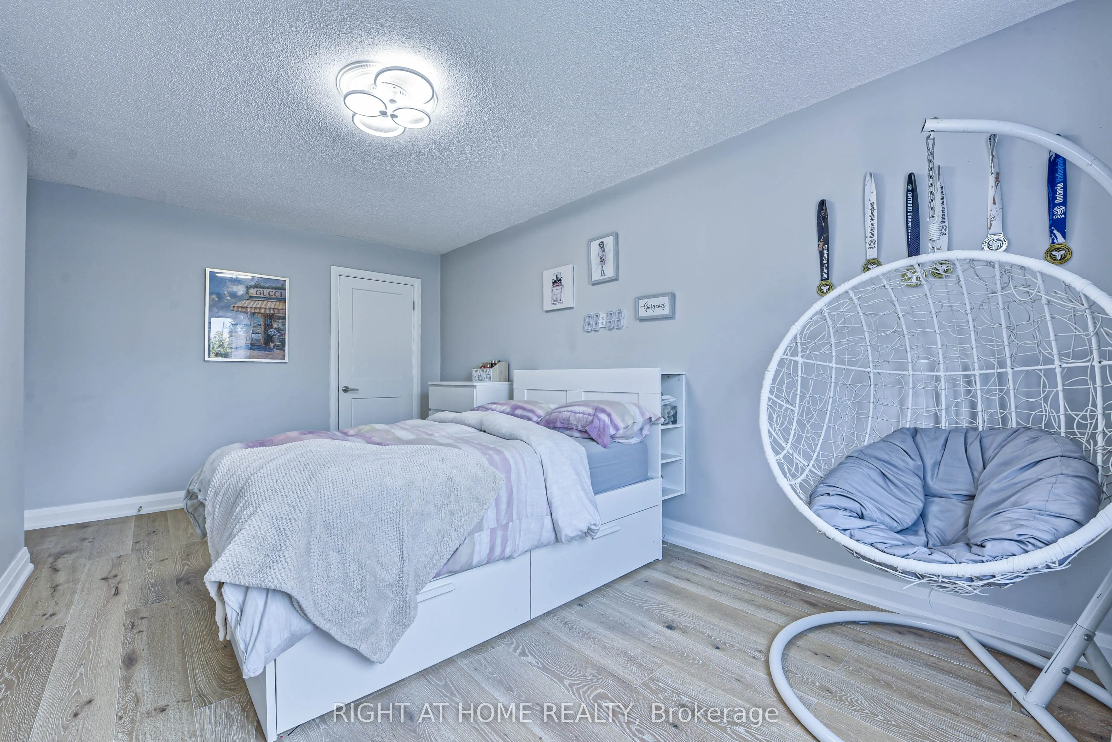 1517 Queensbury Crescent