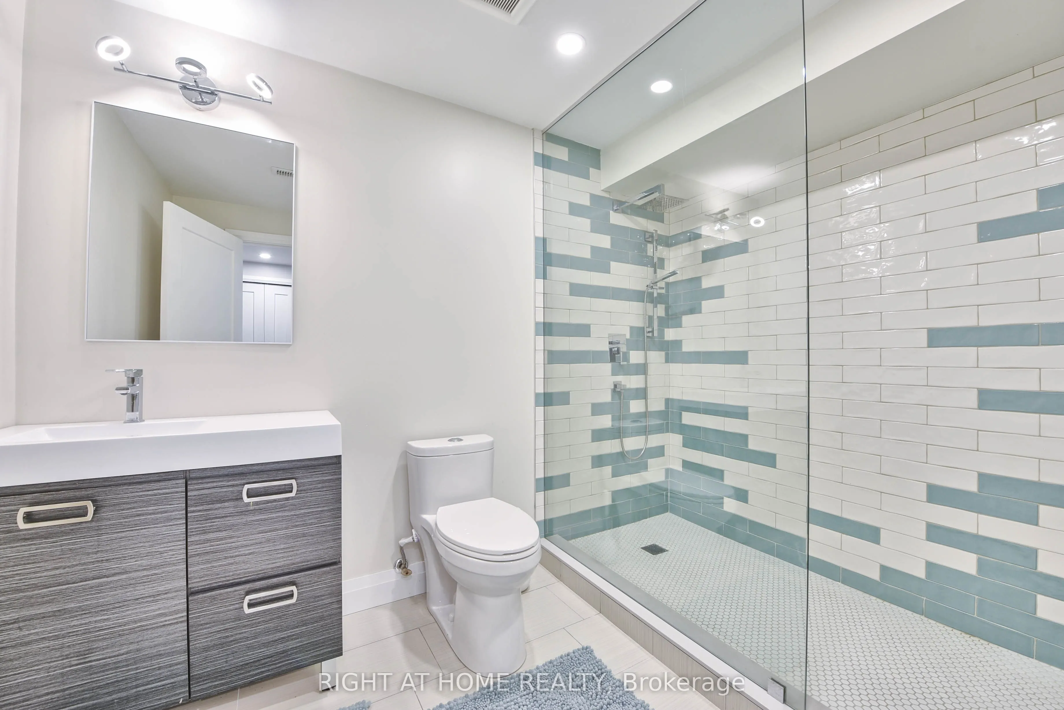 1517 Queensbury Crescent