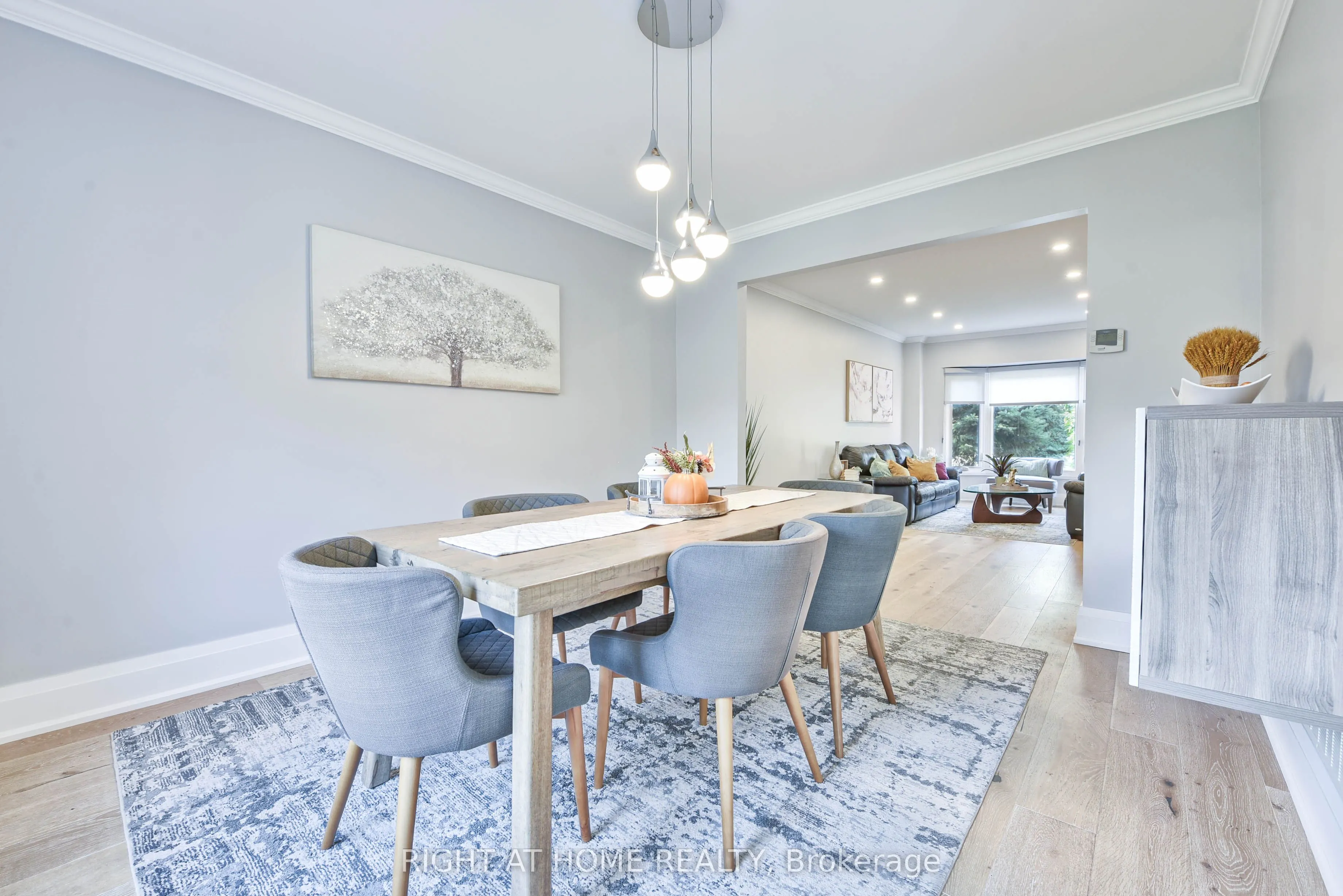 1517 Queensbury Crescent