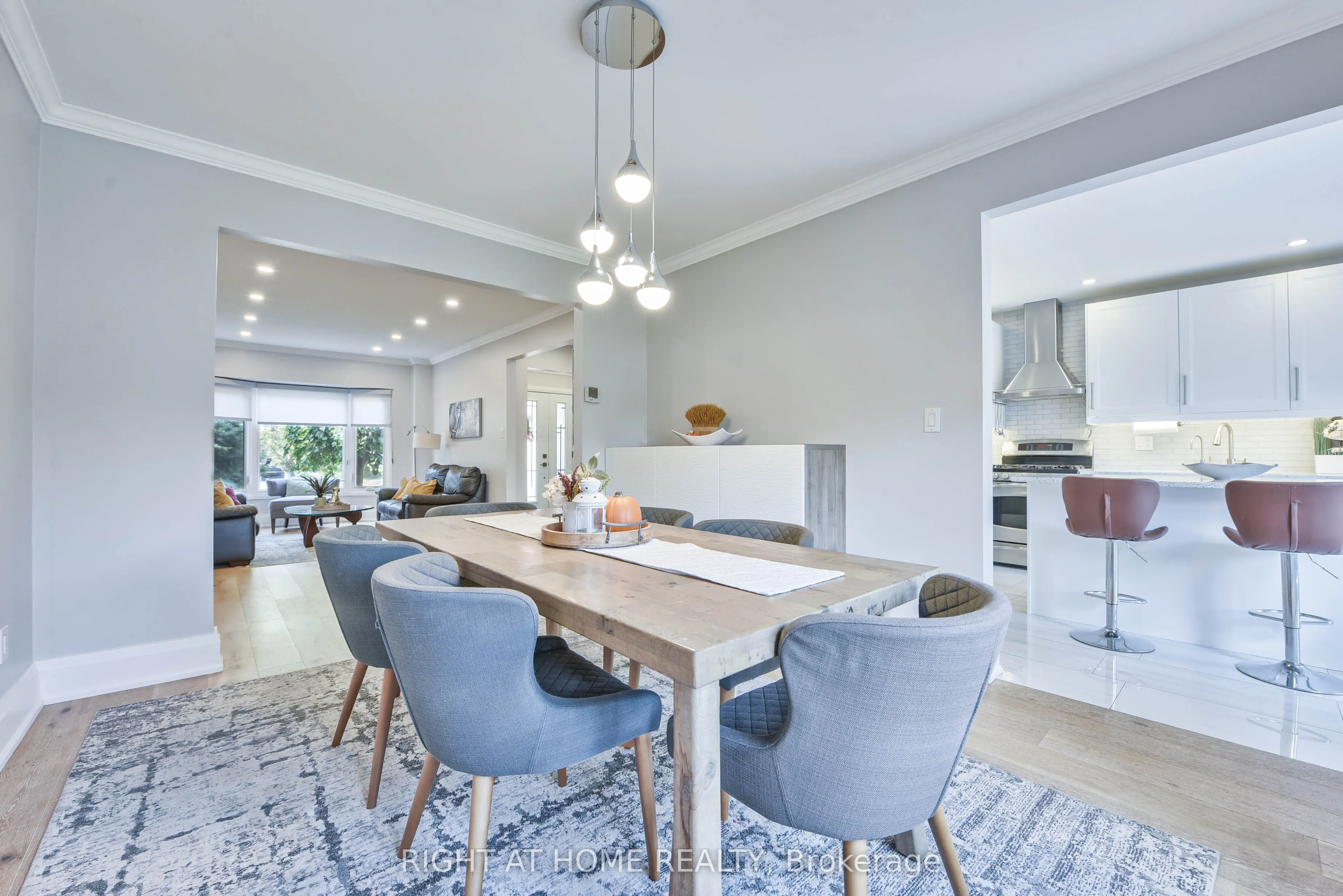 1517 Queensbury Crescent