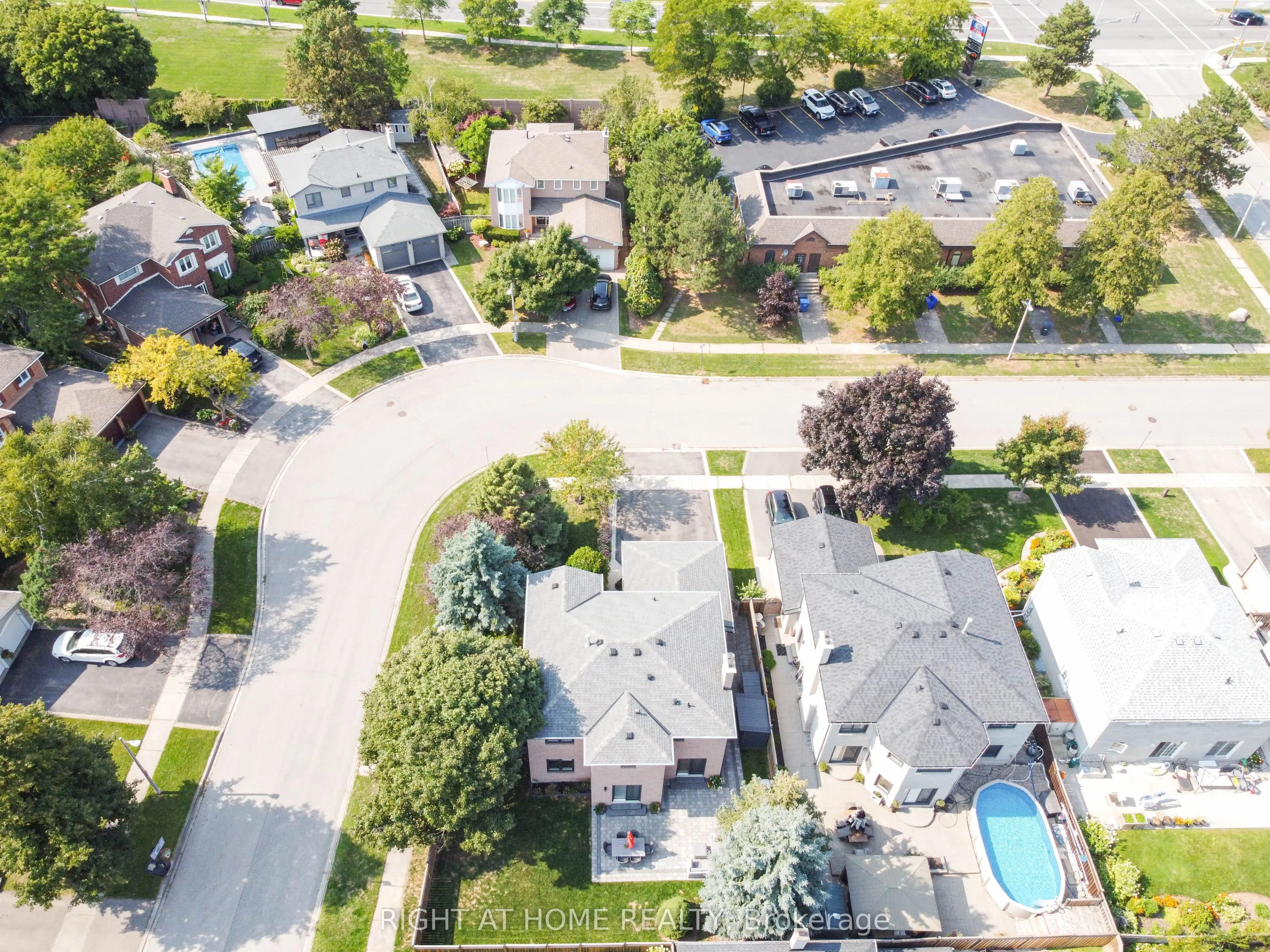 1517 Queensbury Crescent