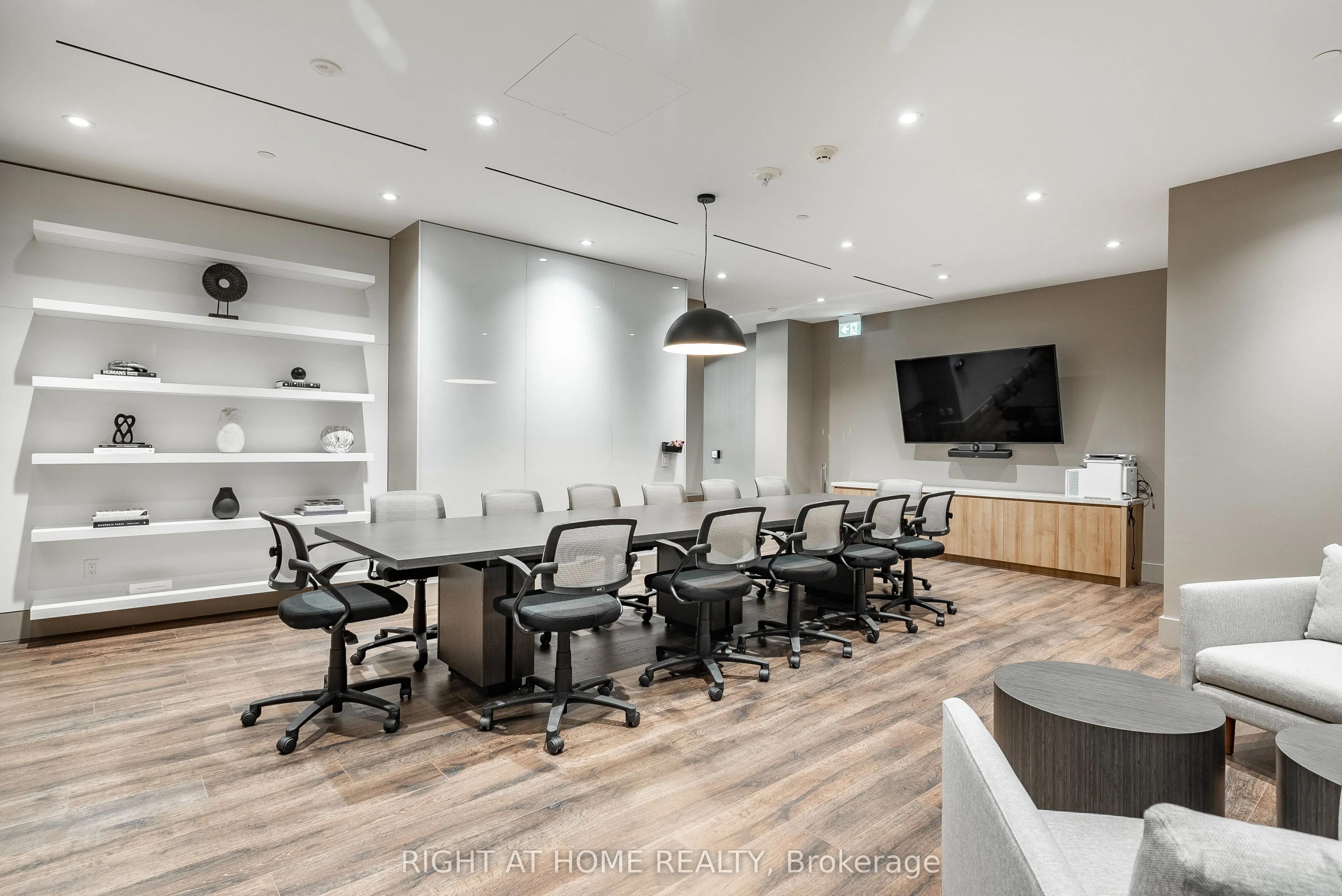 21 Park Street E, #802