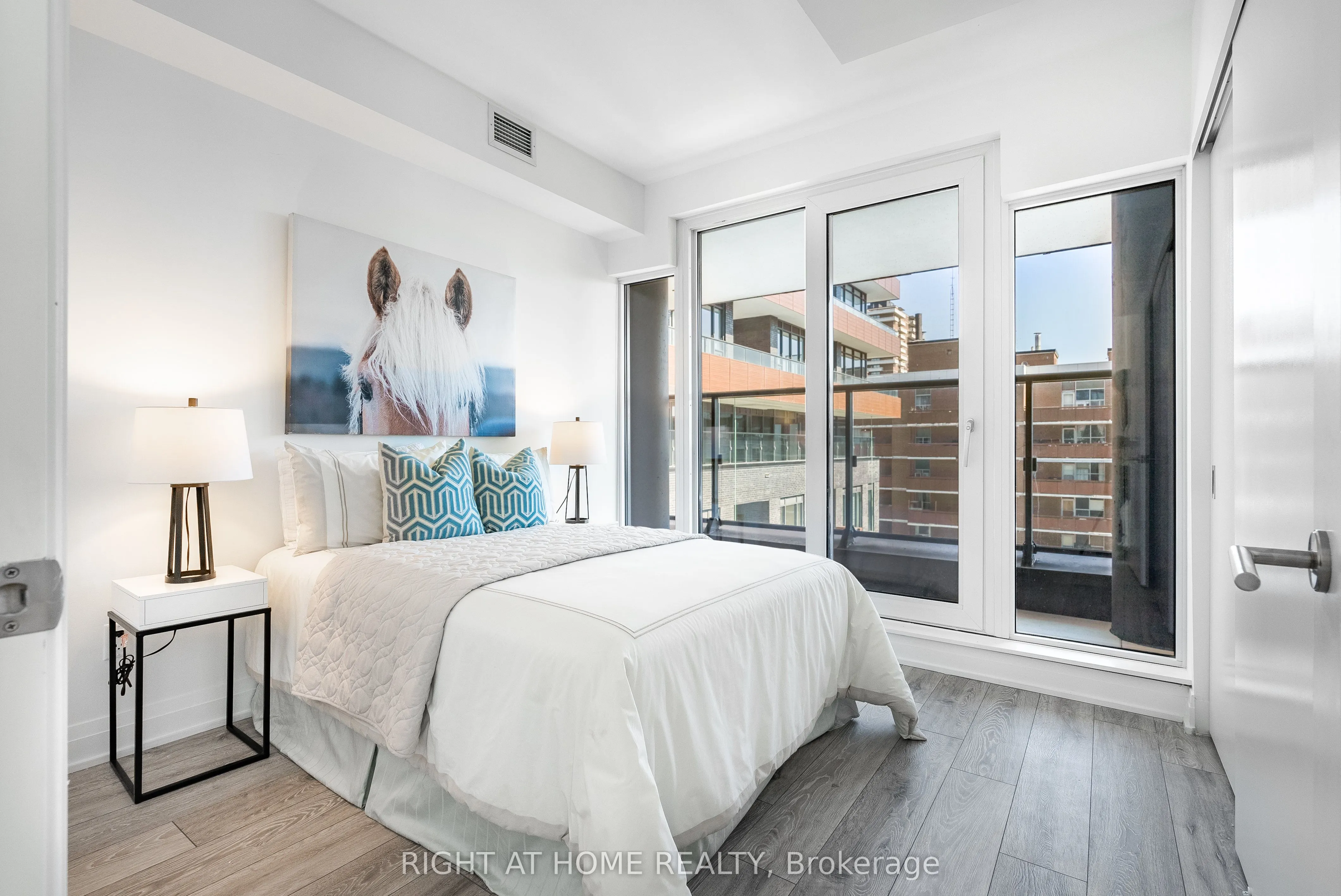 21 Park Street E, #802
