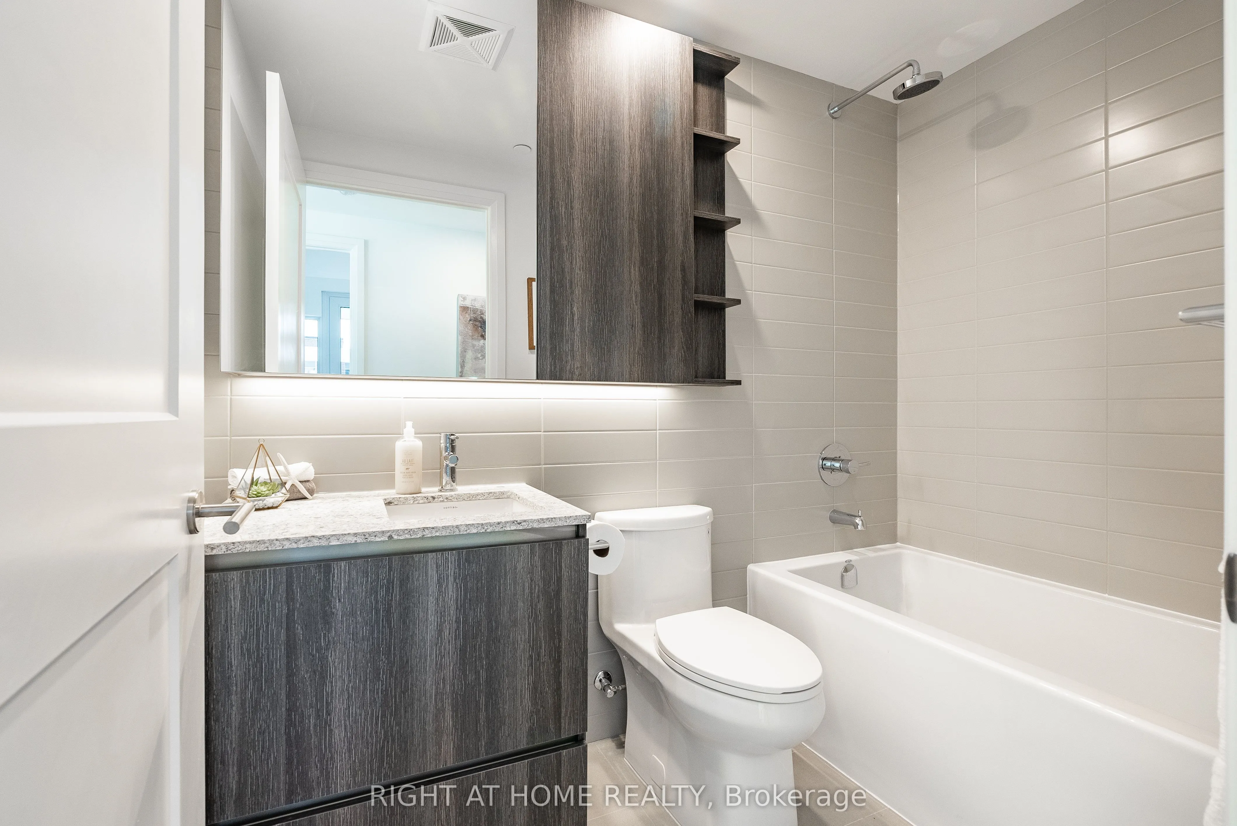 21 Park Street E, #802