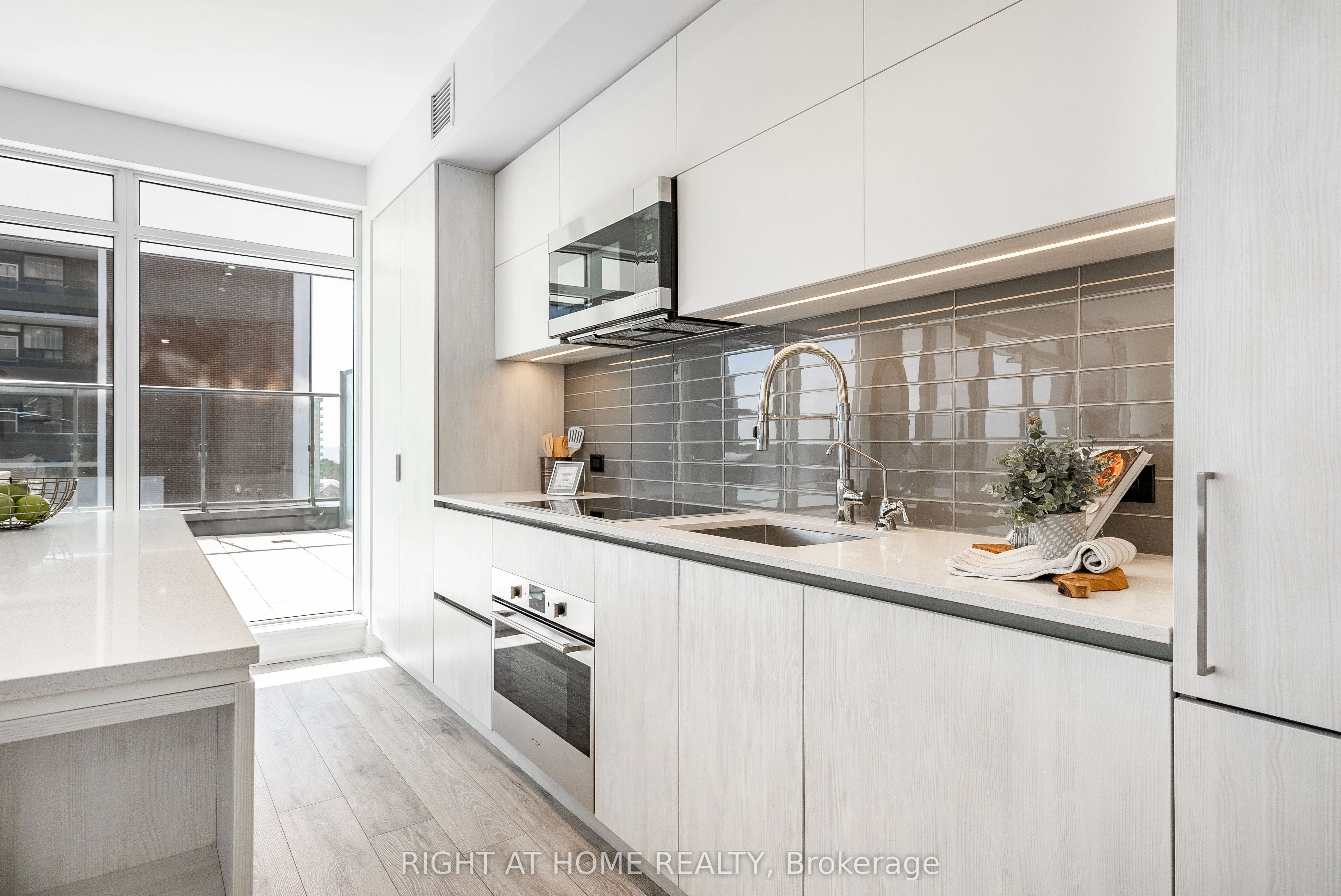 21 Park Street E, #802