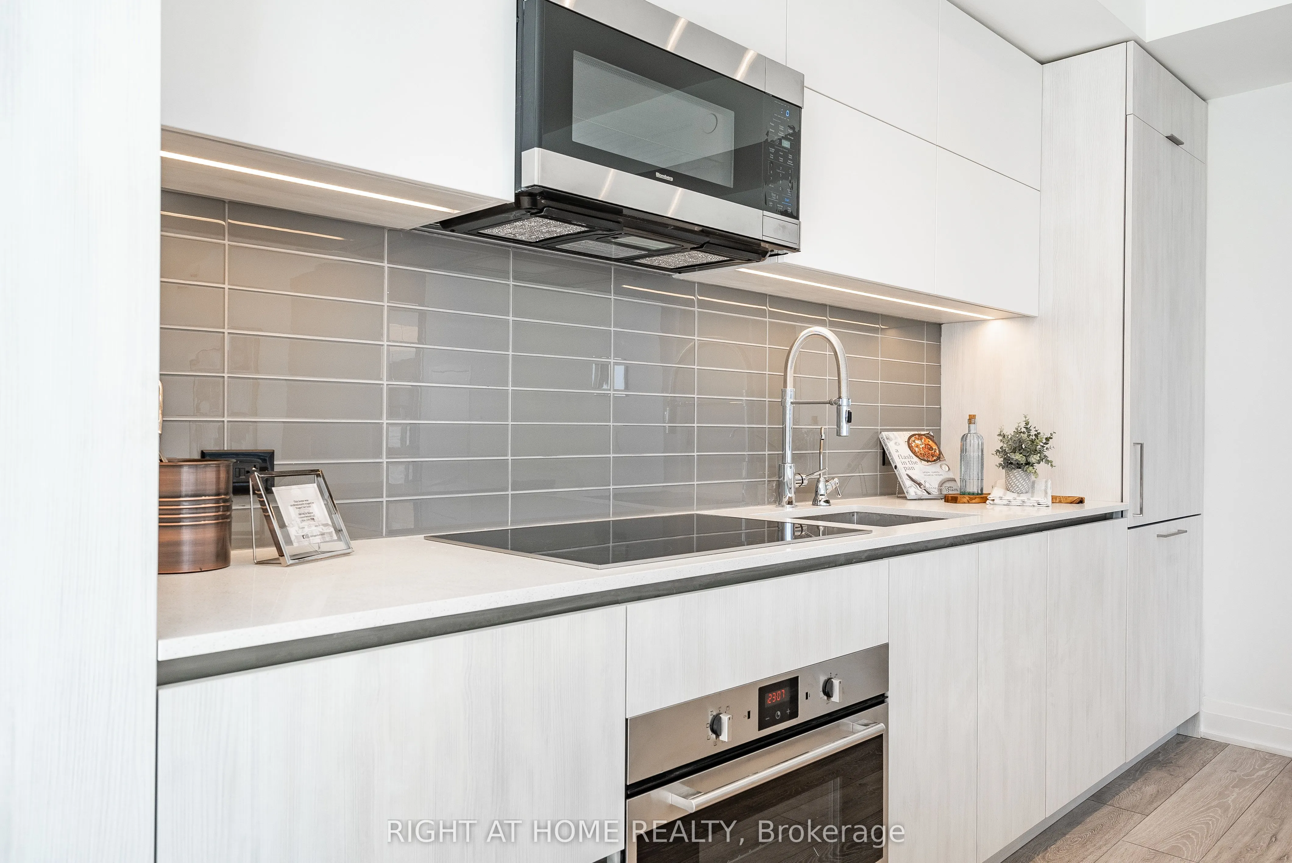 21 Park Street E, #802