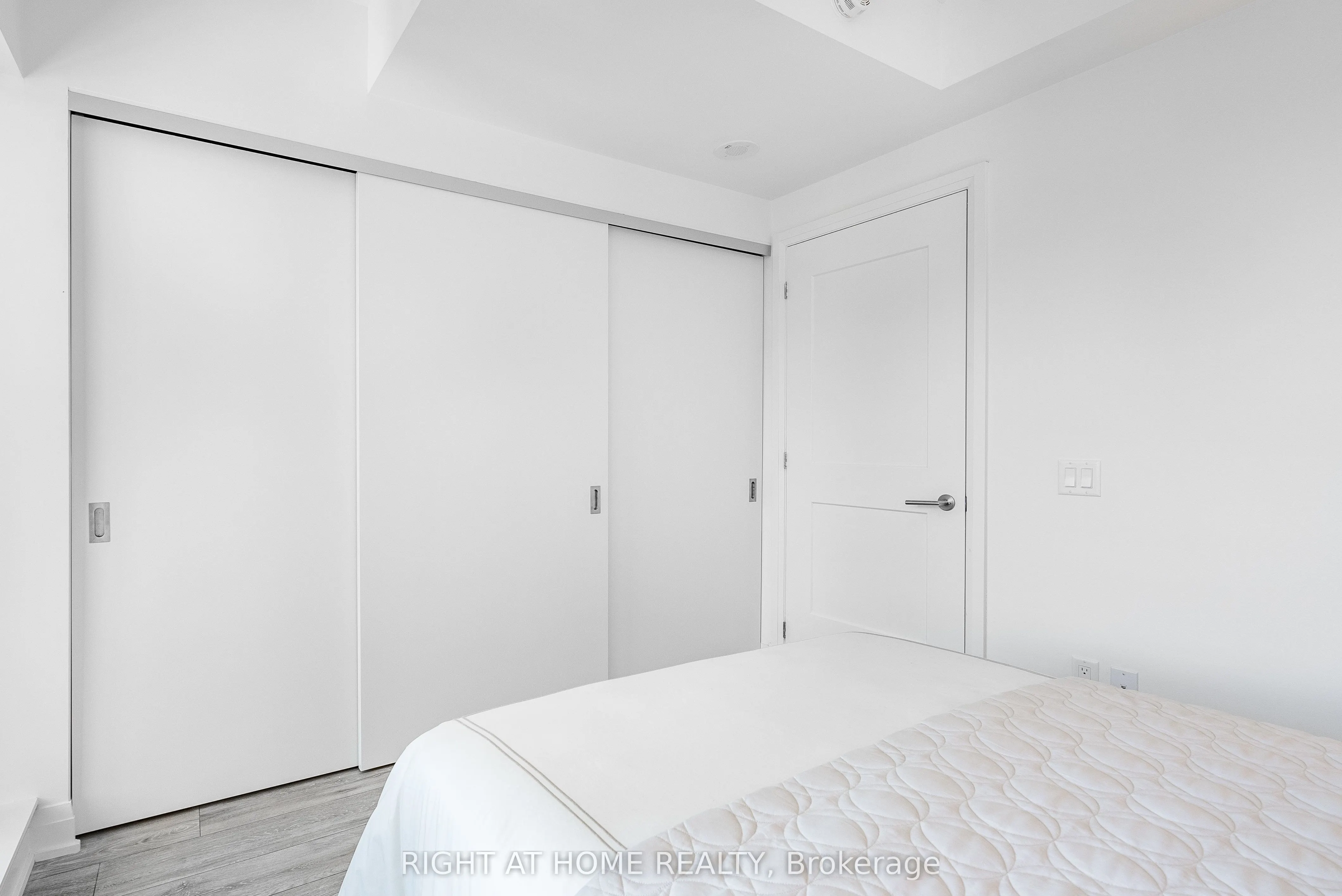 21 Park Street E, #802