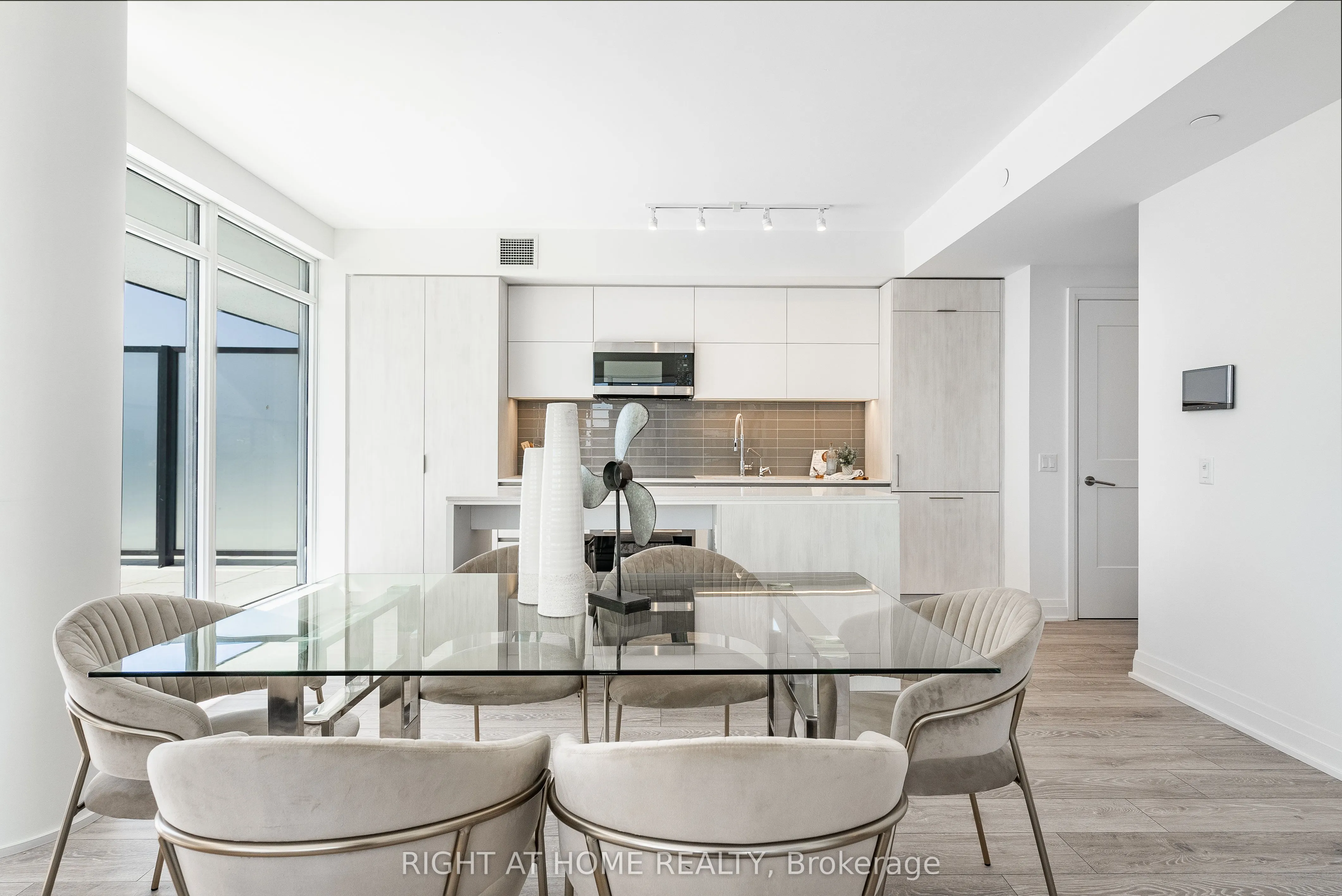 21 Park Street E, #802