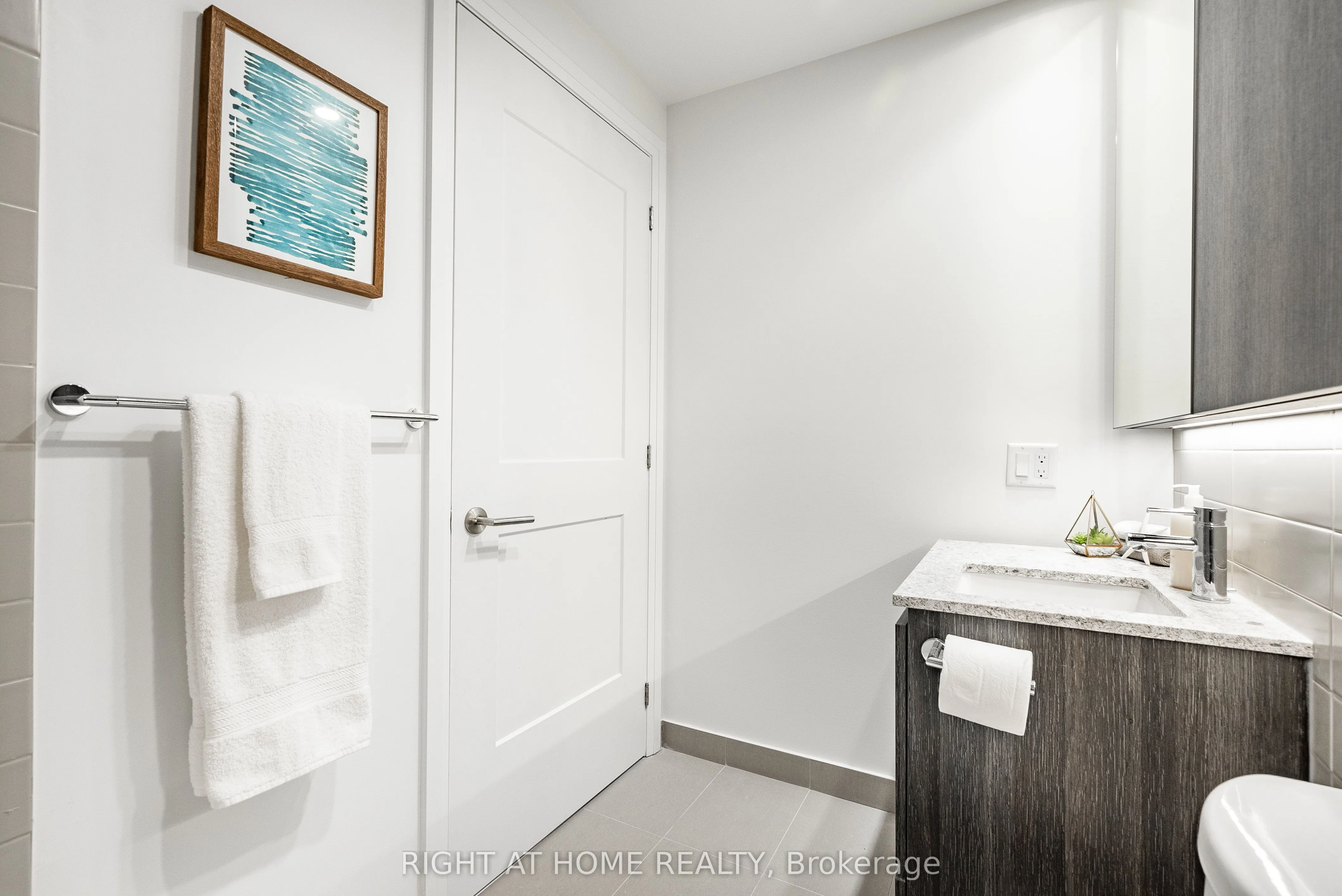 21 Park Street E, #802