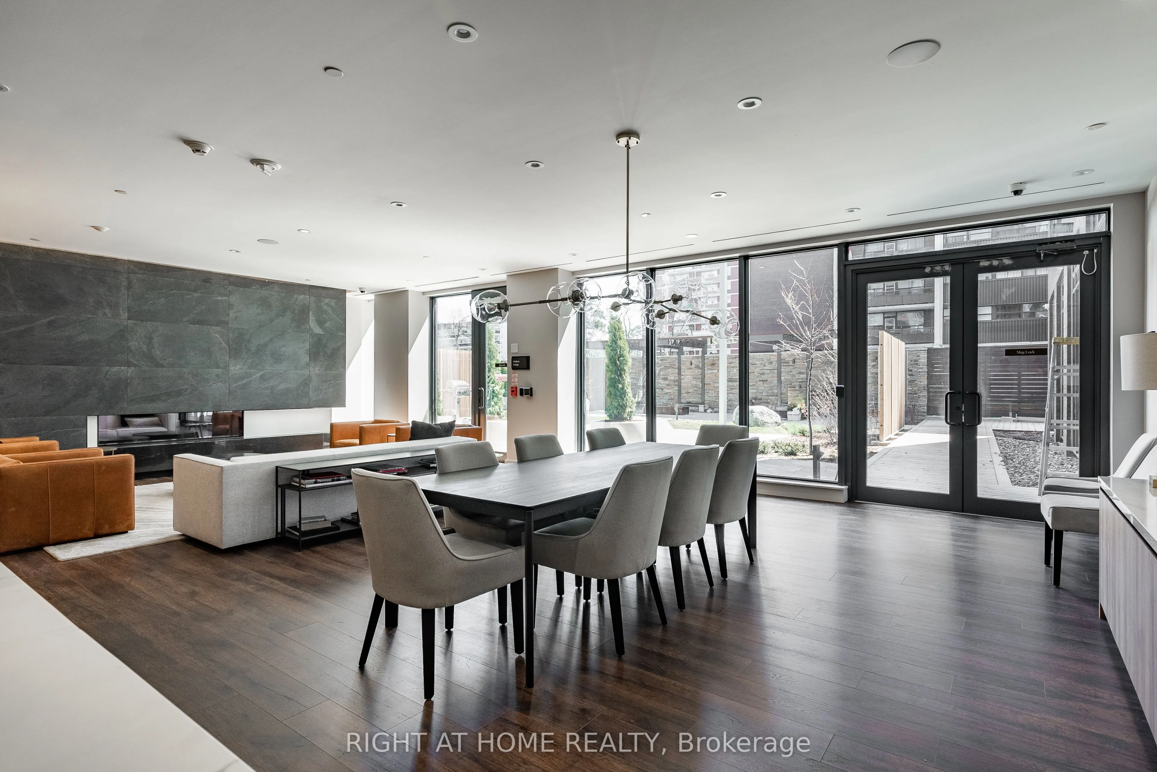 21 Park Street E, #802