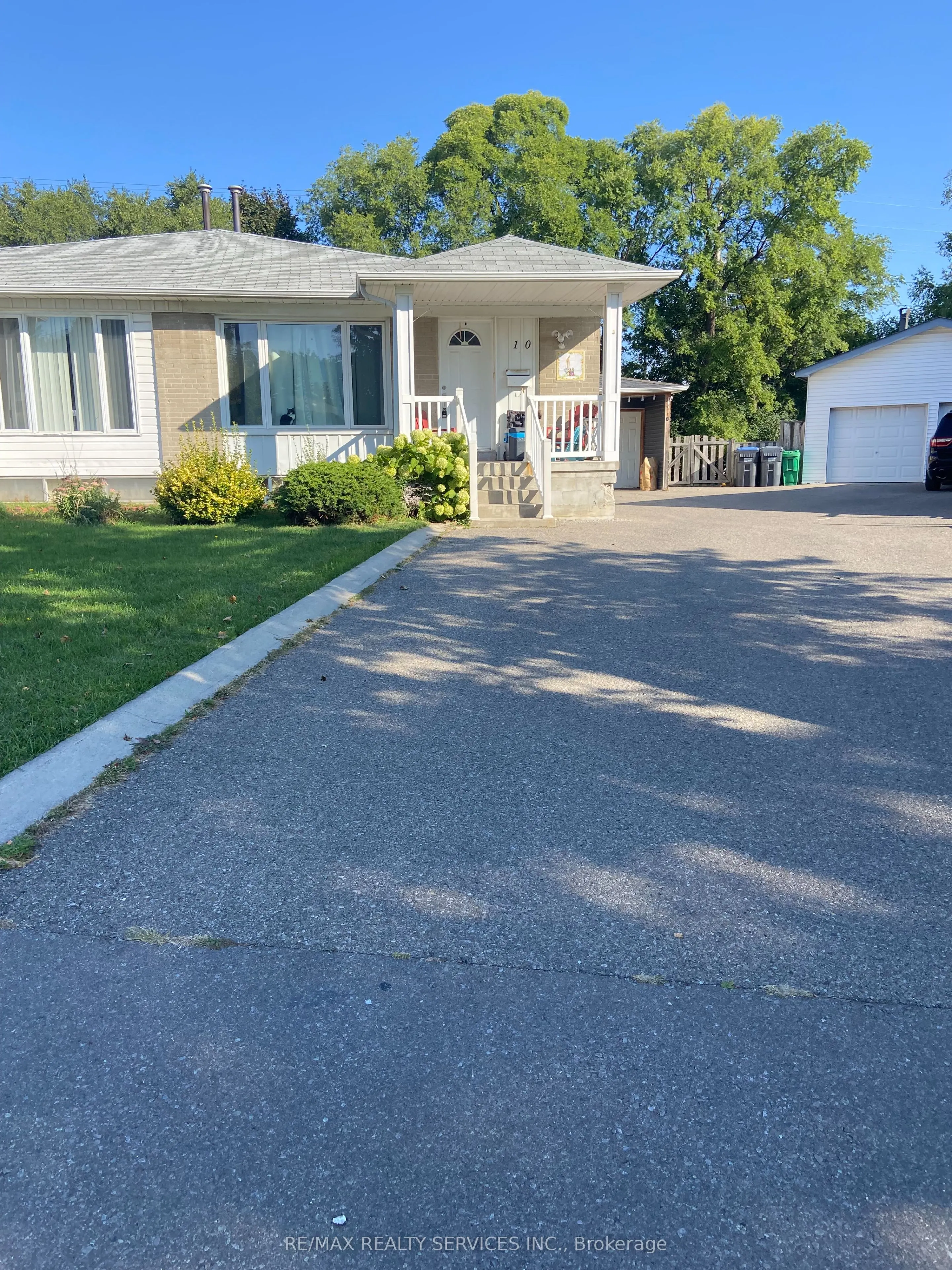 10 Chatsworth Drive