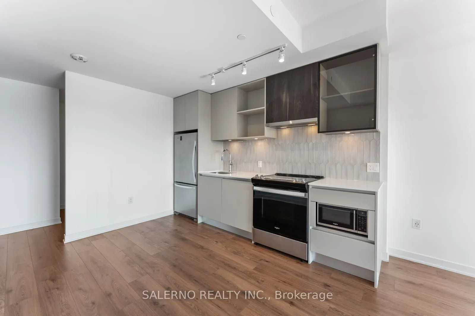 395 Dundas Street W, #612