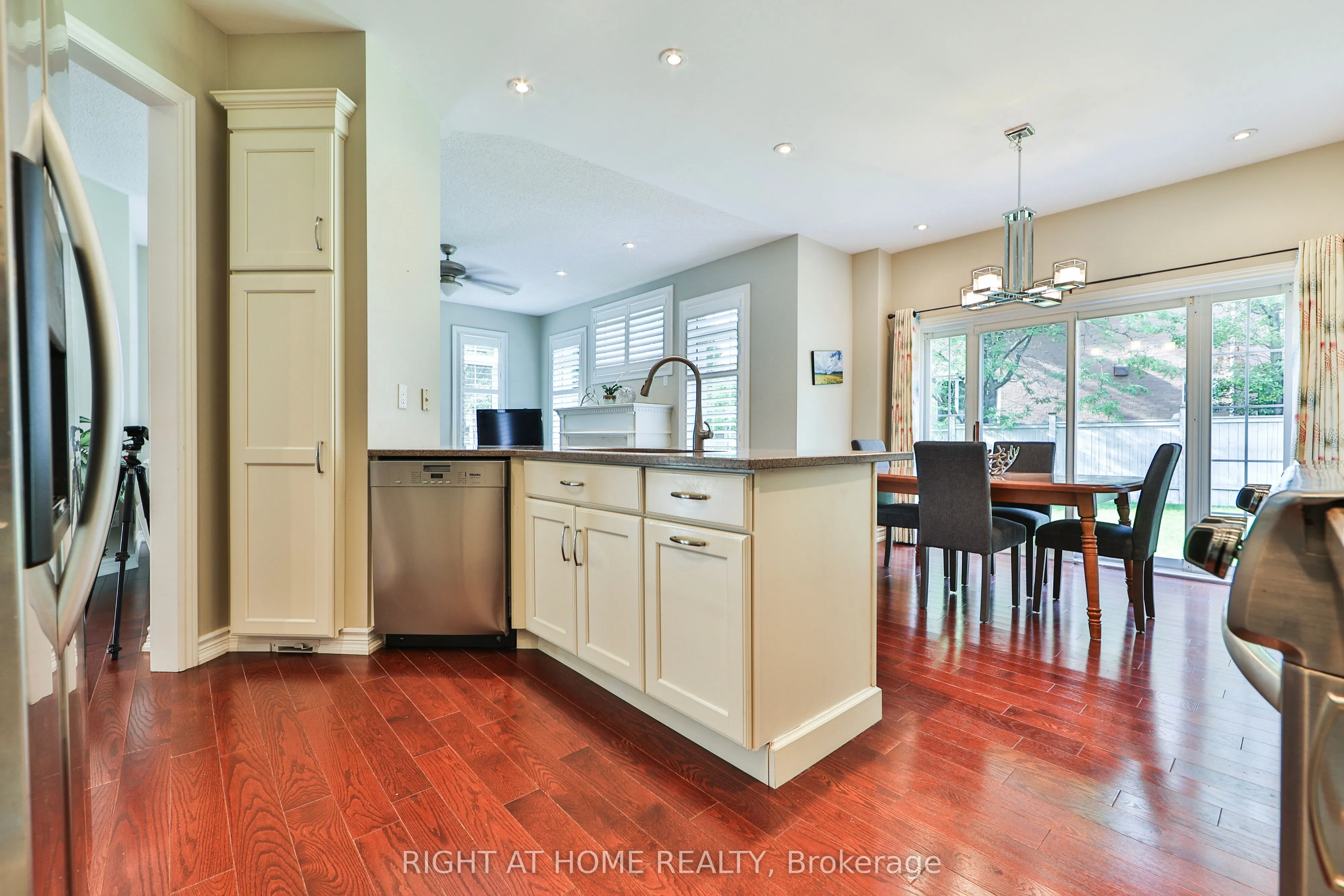 2435 VALLEY FOREST Way
