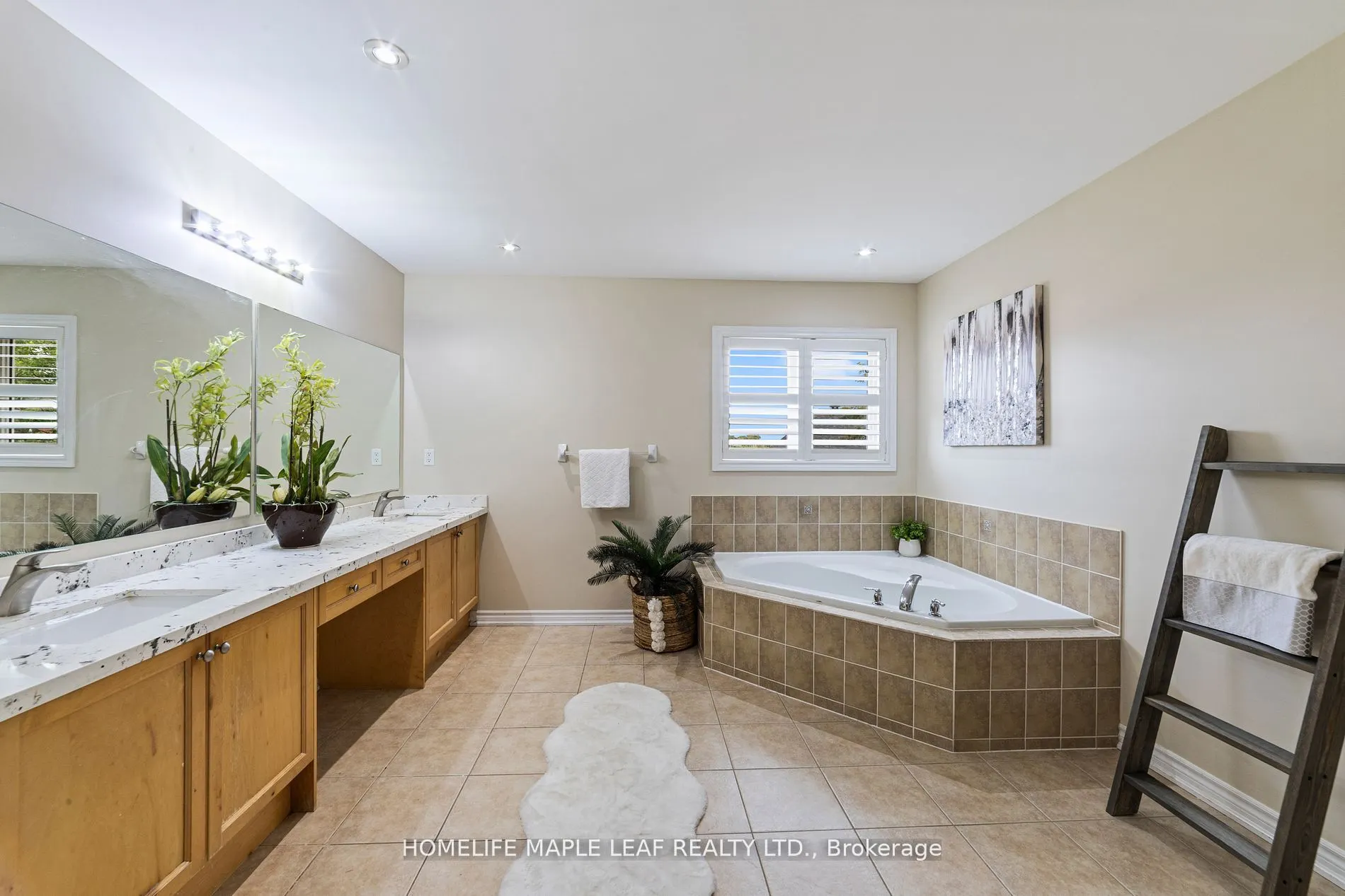 18 Regis Circle