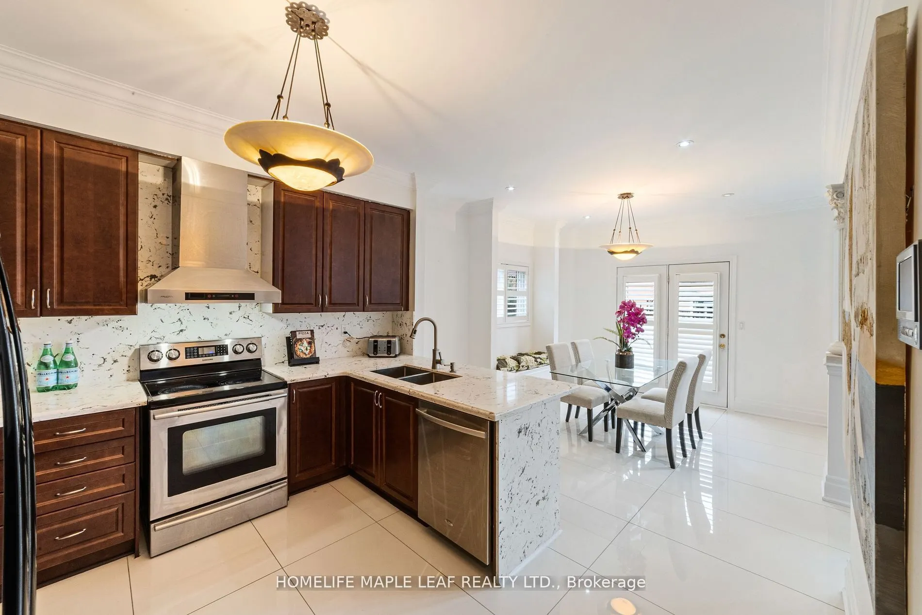 18 Regis Circle