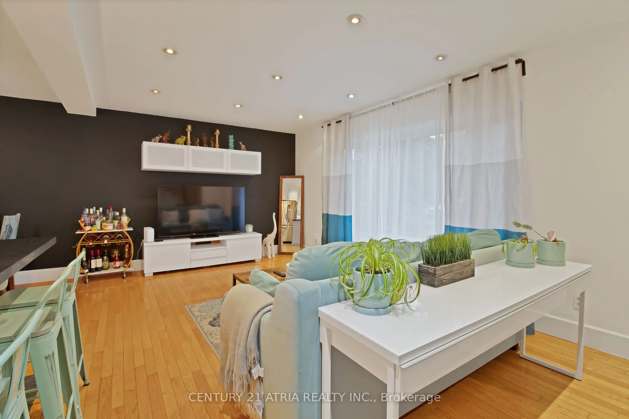 3222 Hornbeam Crescent