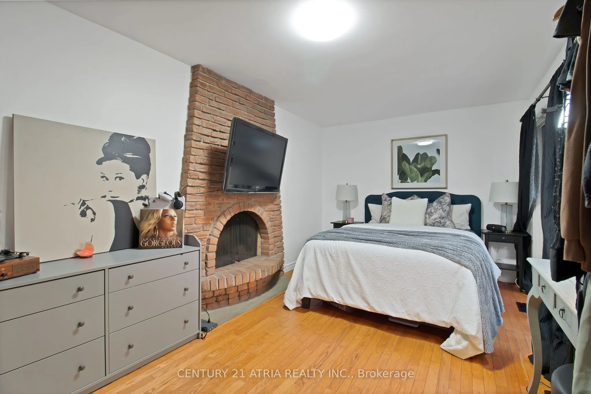3222 Hornbeam Crescent