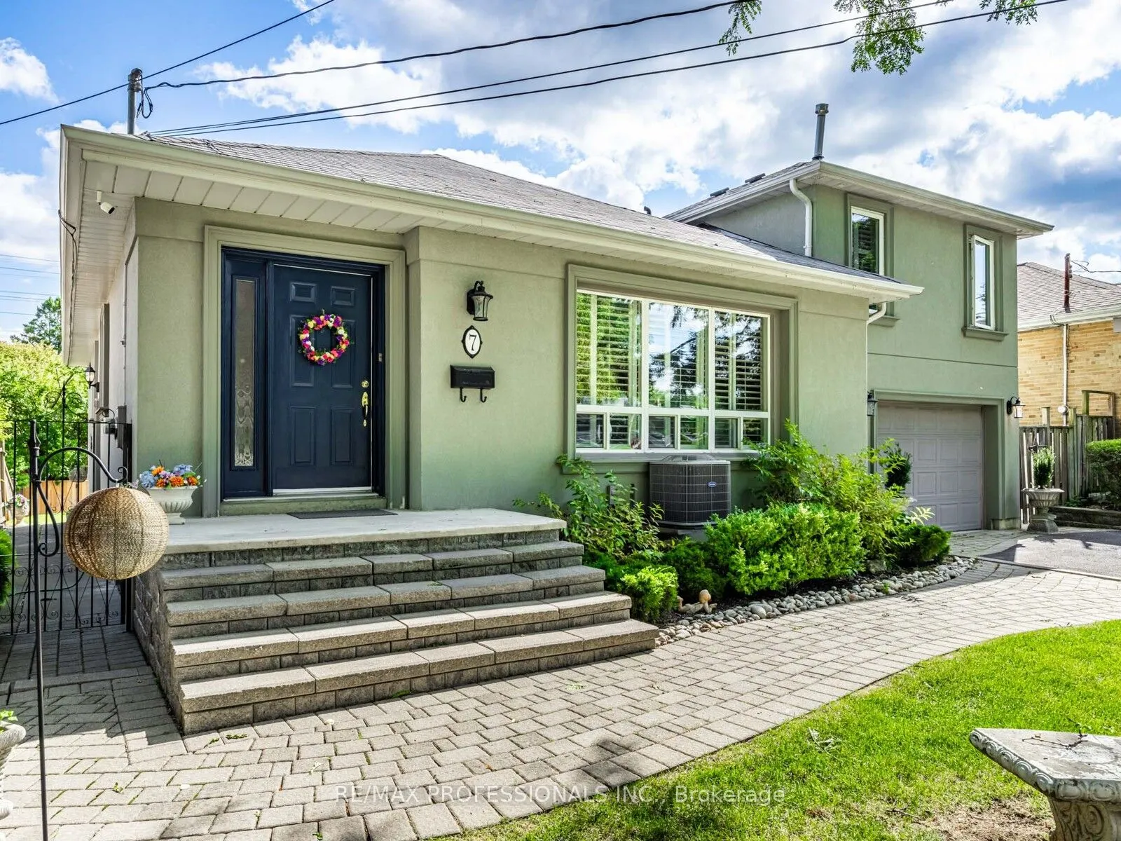 7 Ravenscrest Drive