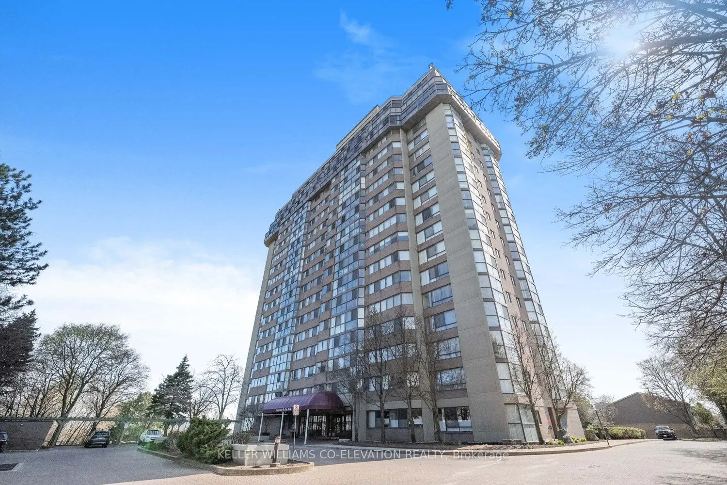 880 Dundas Street W, #1604