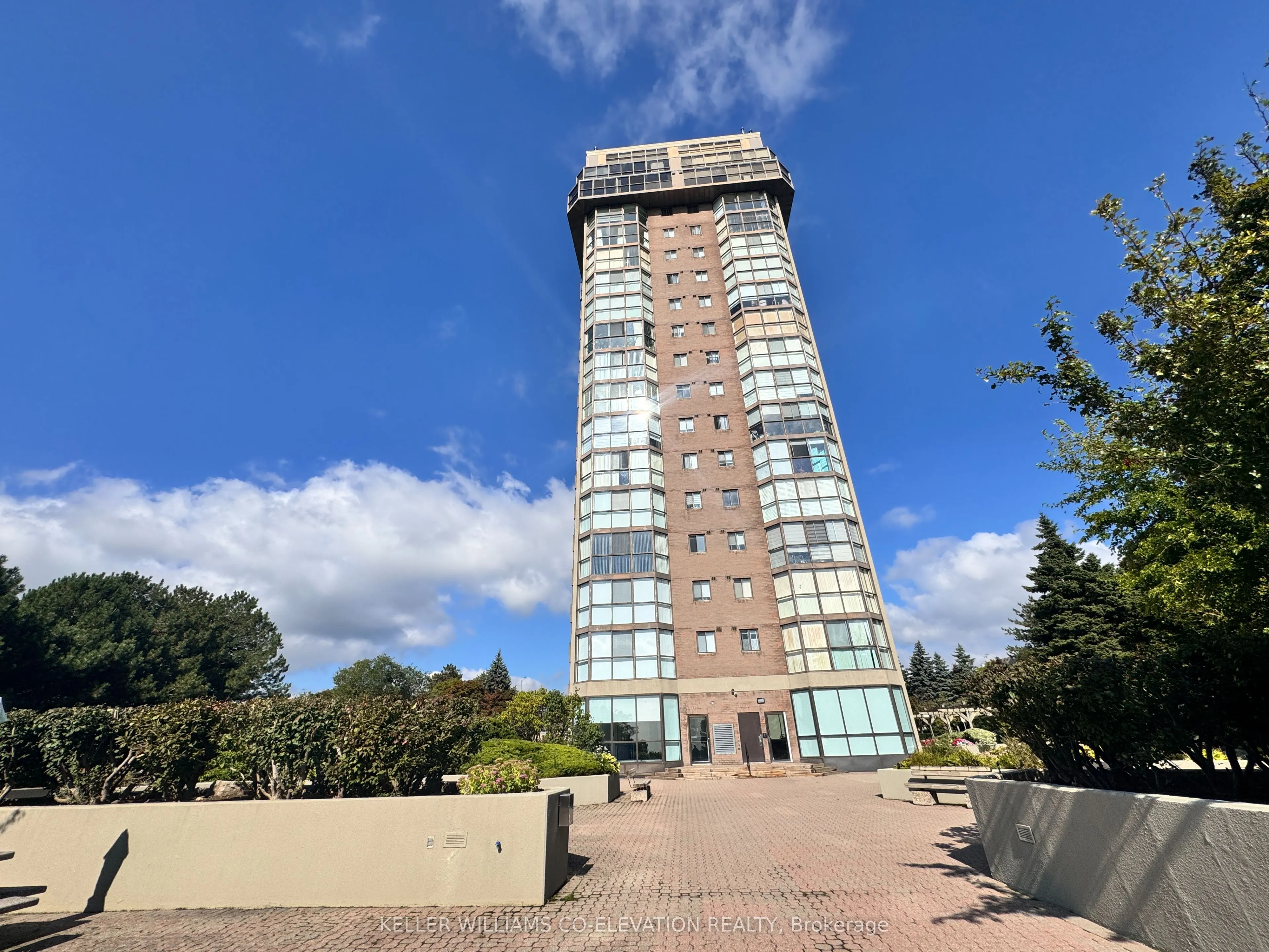 880 Dundas Street W, #1604