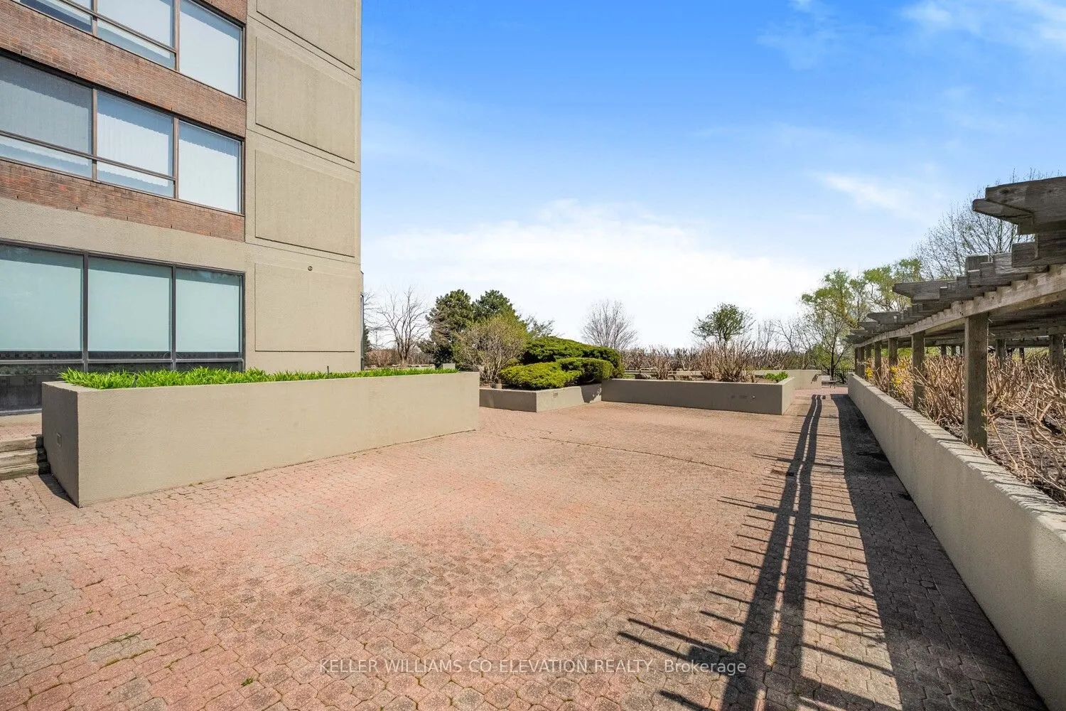 880 Dundas Street W, #1604