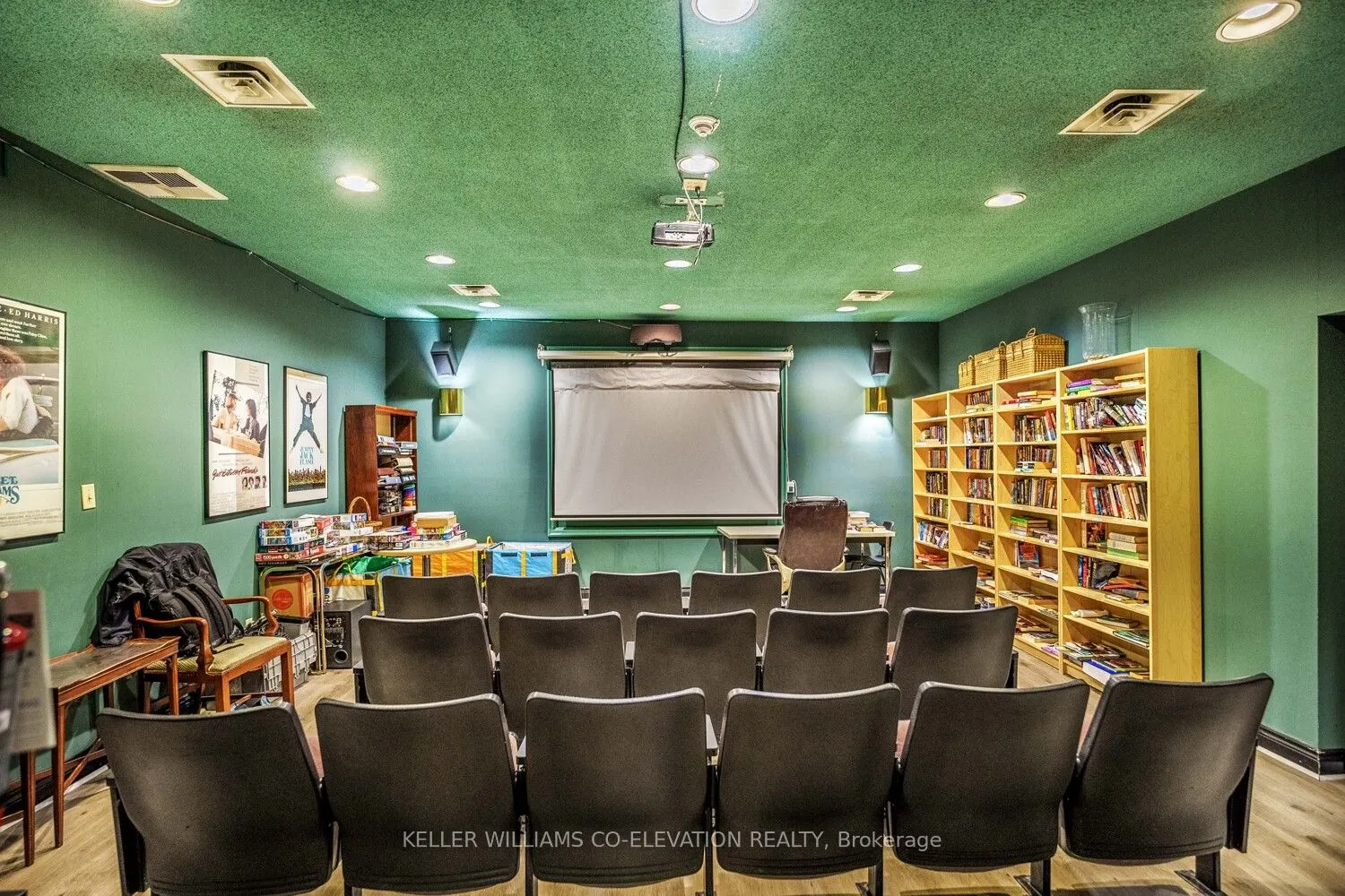 880 Dundas Street W, #1604