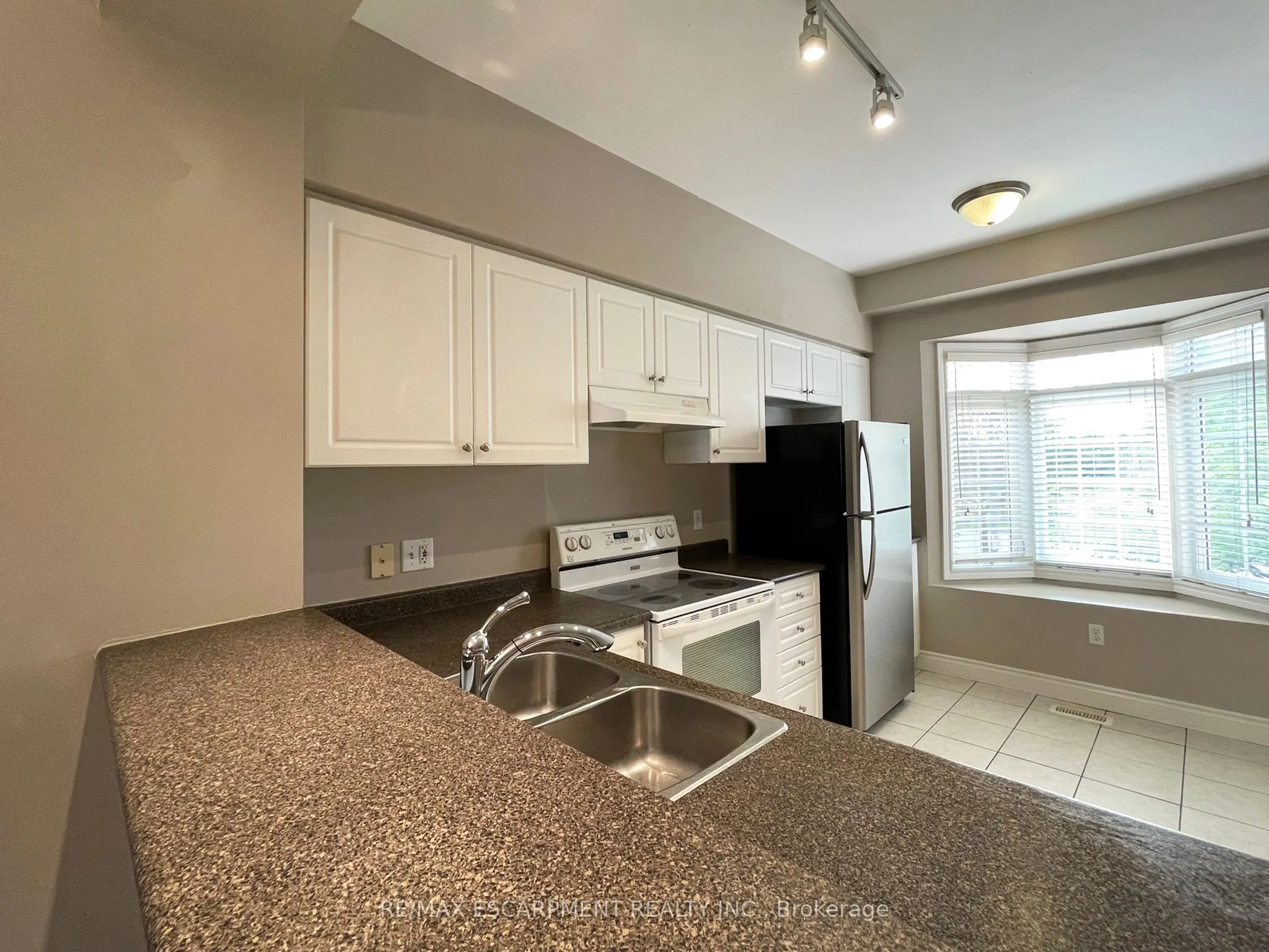 5080 Fairview Street, #6