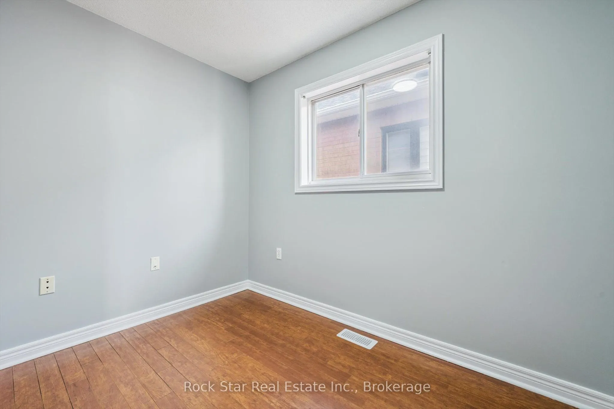 128 Nathaniel Crescent