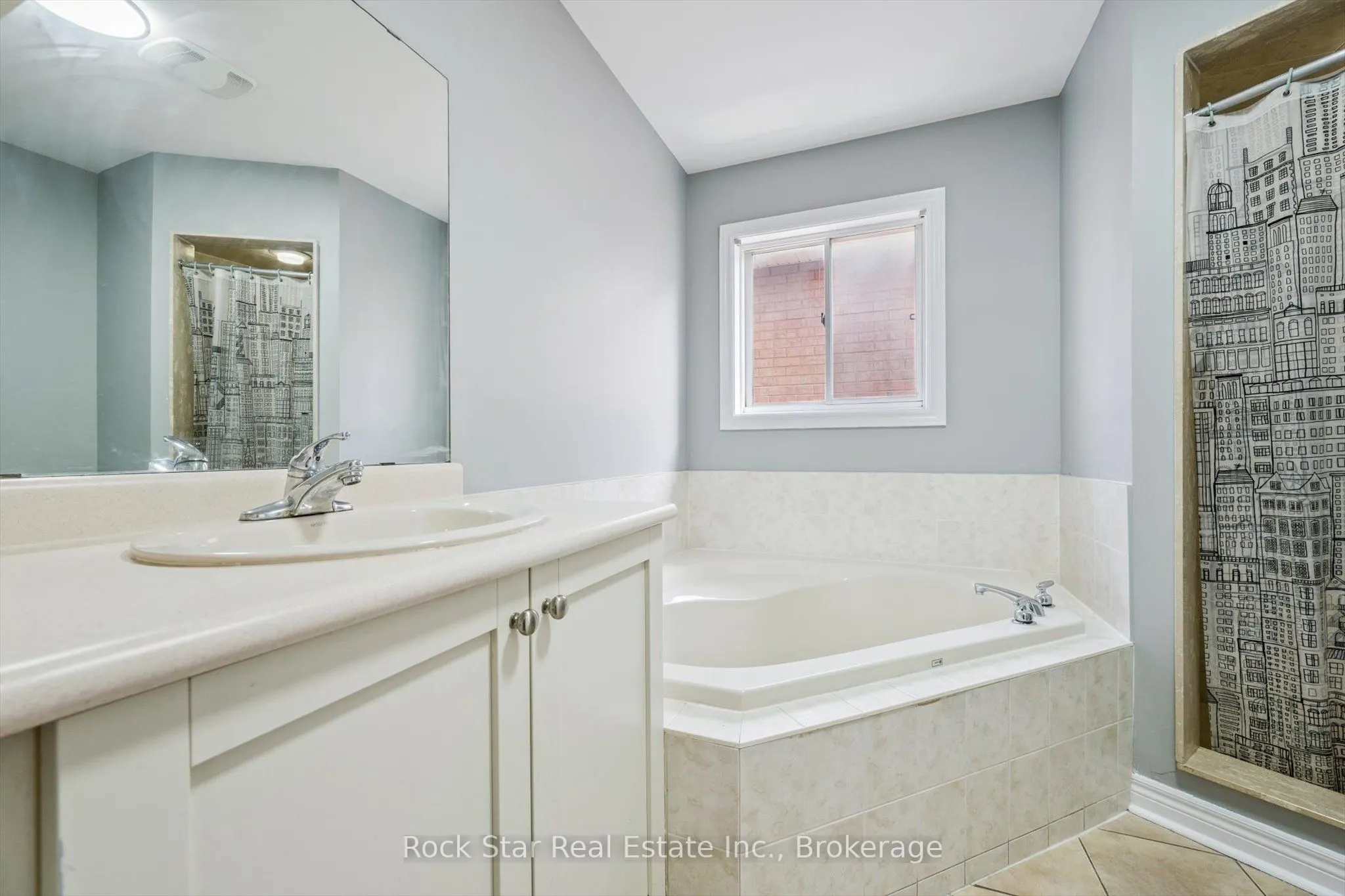 128 Nathaniel Crescent