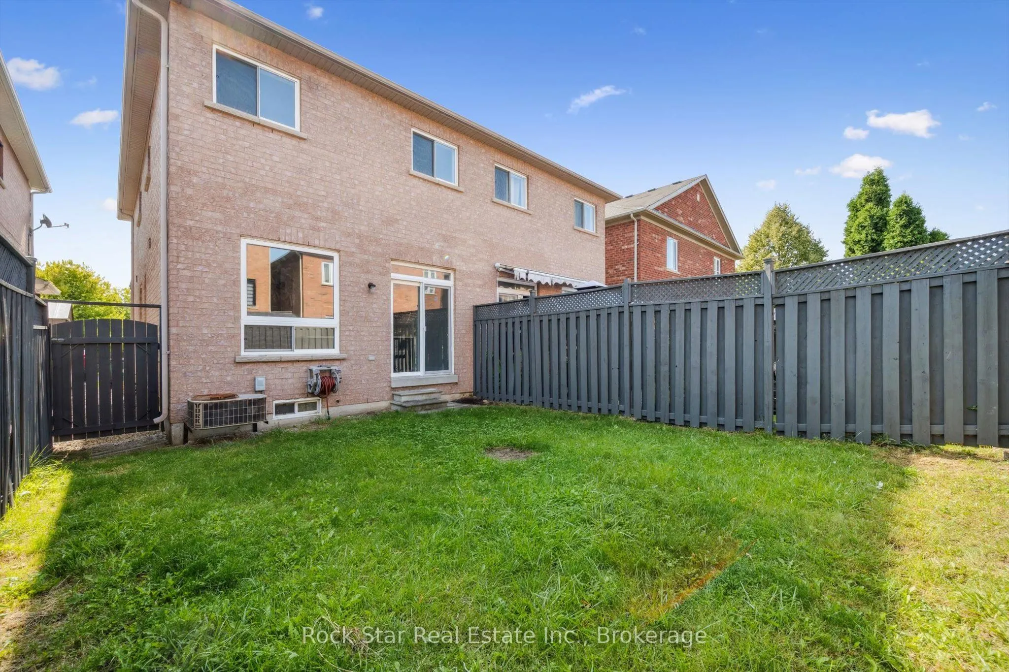 128 Nathaniel Crescent