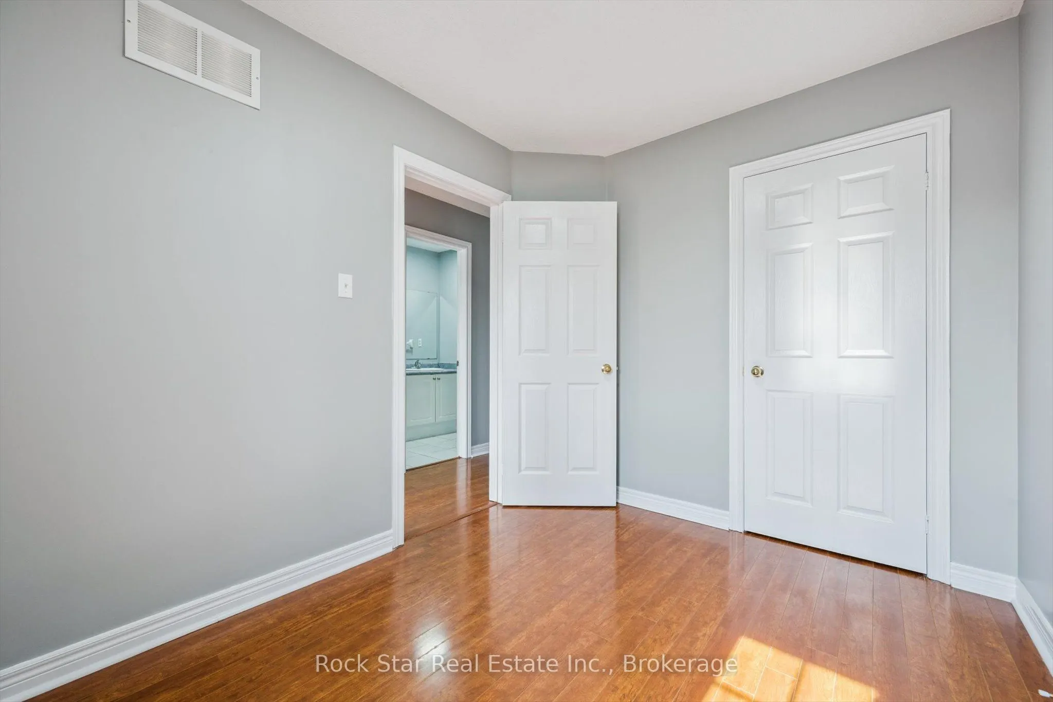 128 Nathaniel Crescent