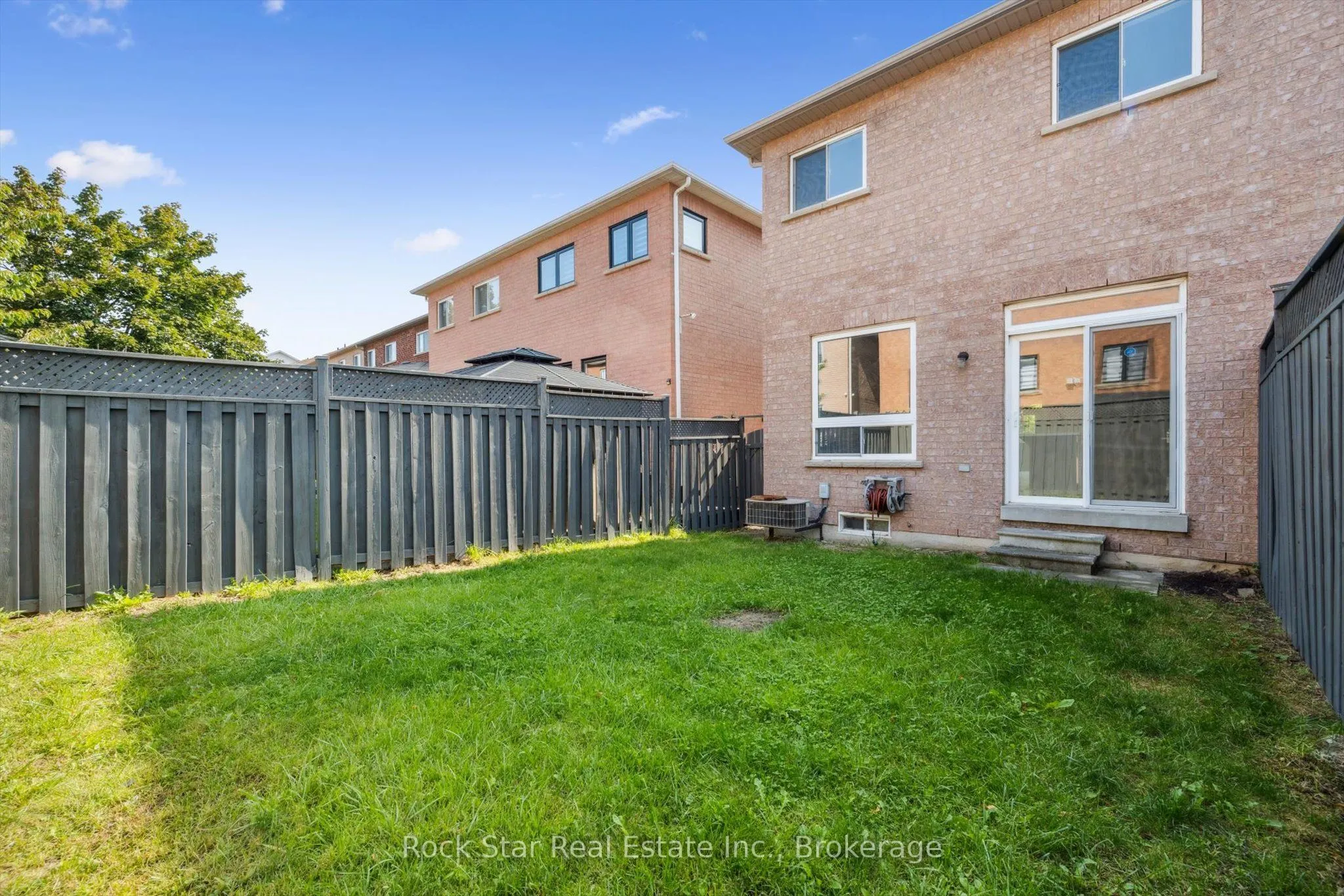 128 Nathaniel Crescent