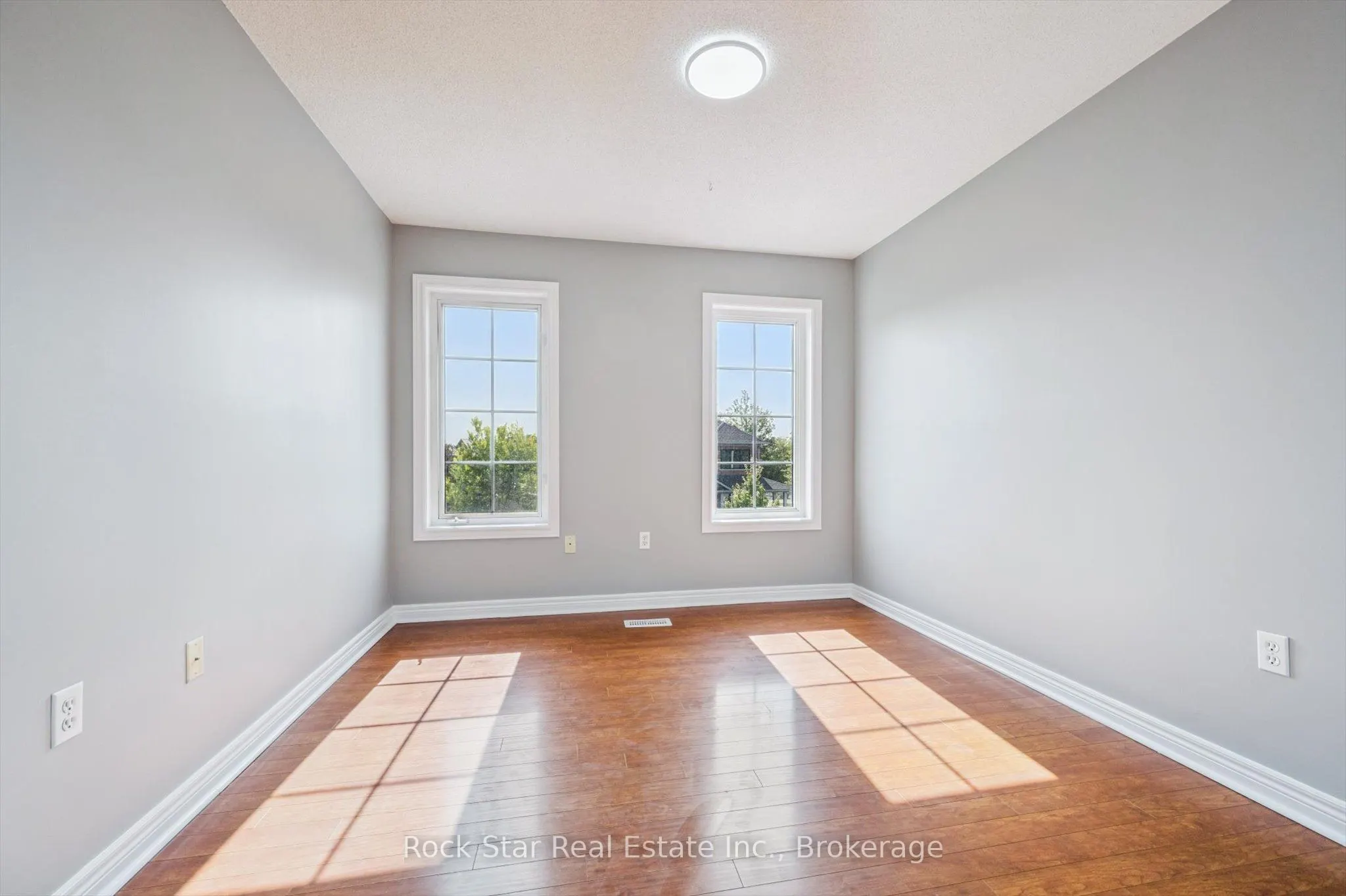 128 Nathaniel Crescent