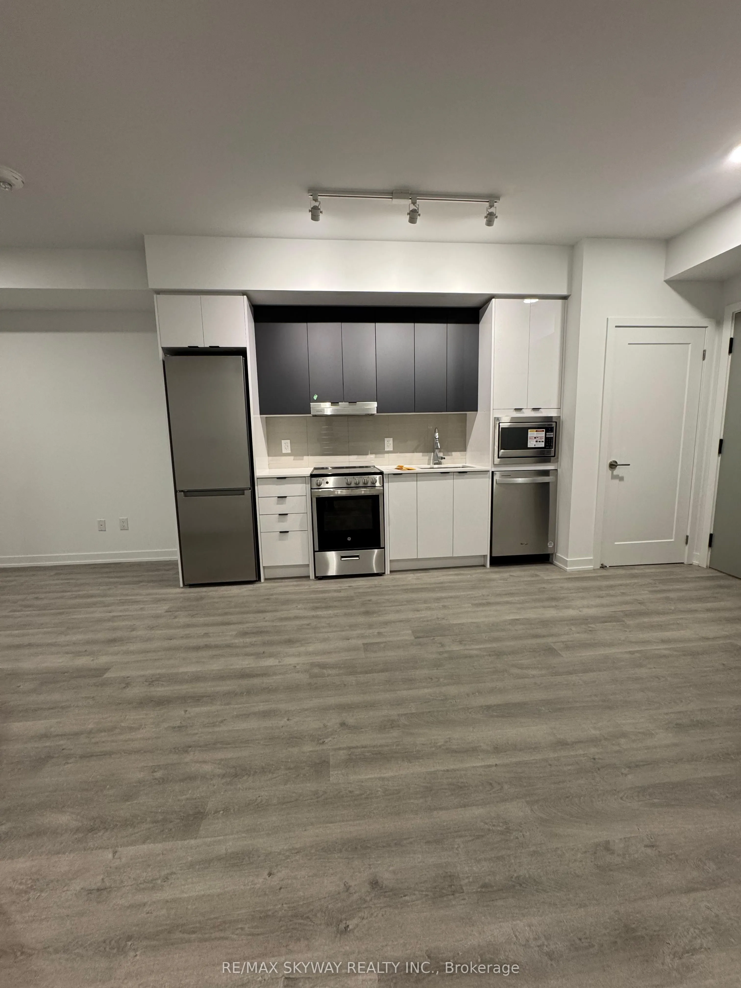 5105 Hurontario Street, #102