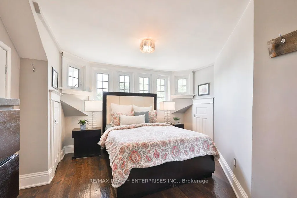 44 Mississauga Road N