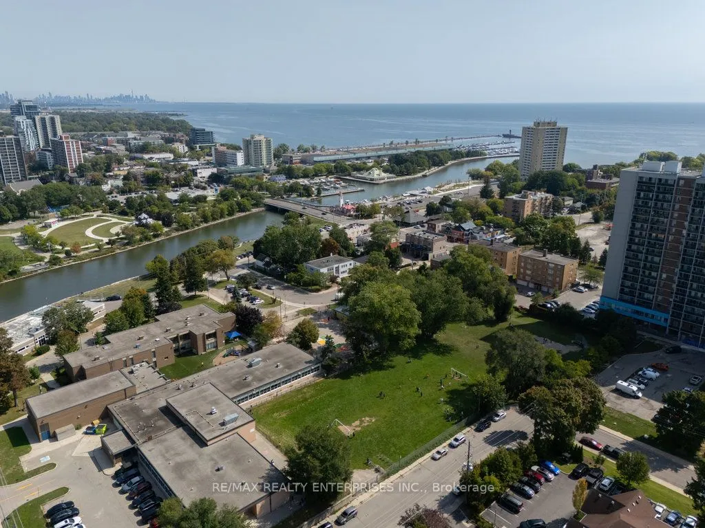 44 Mississauga Road N