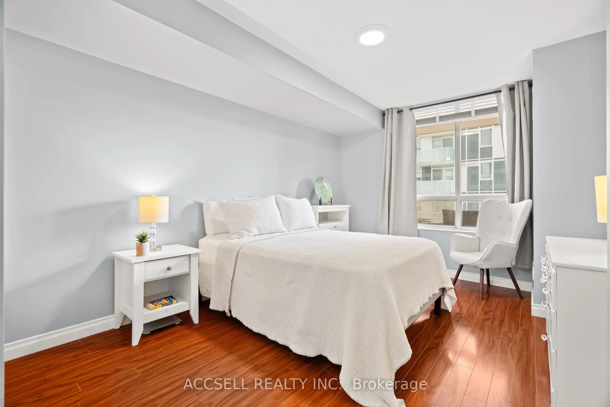 5233 Dundas Street W, #1816