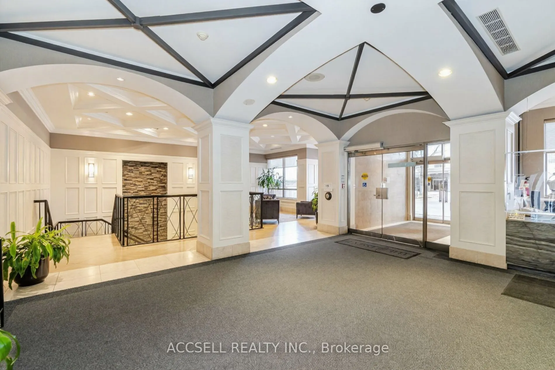 5233 Dundas Street W, #1816