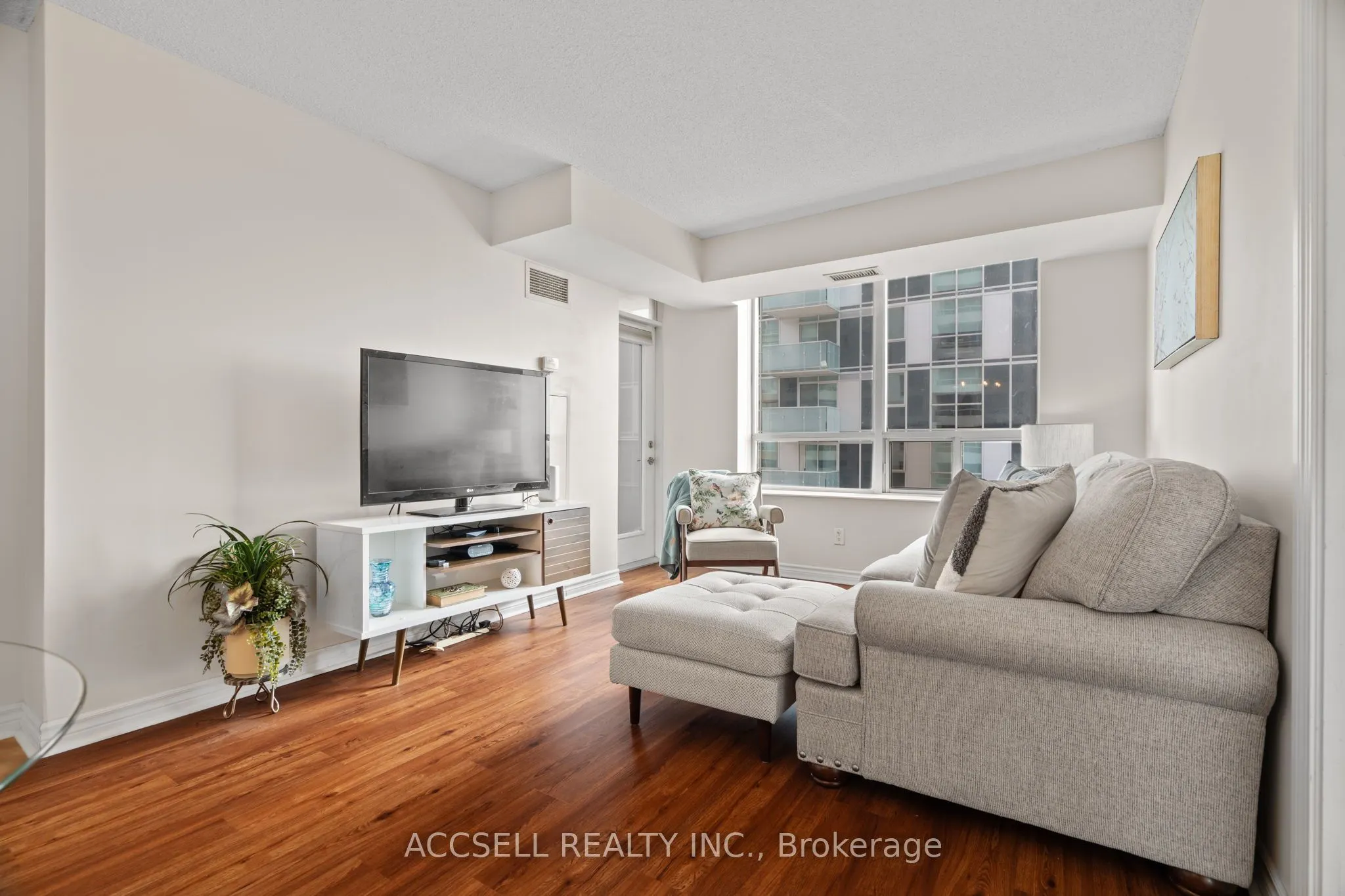 5233 Dundas Street W, #1816